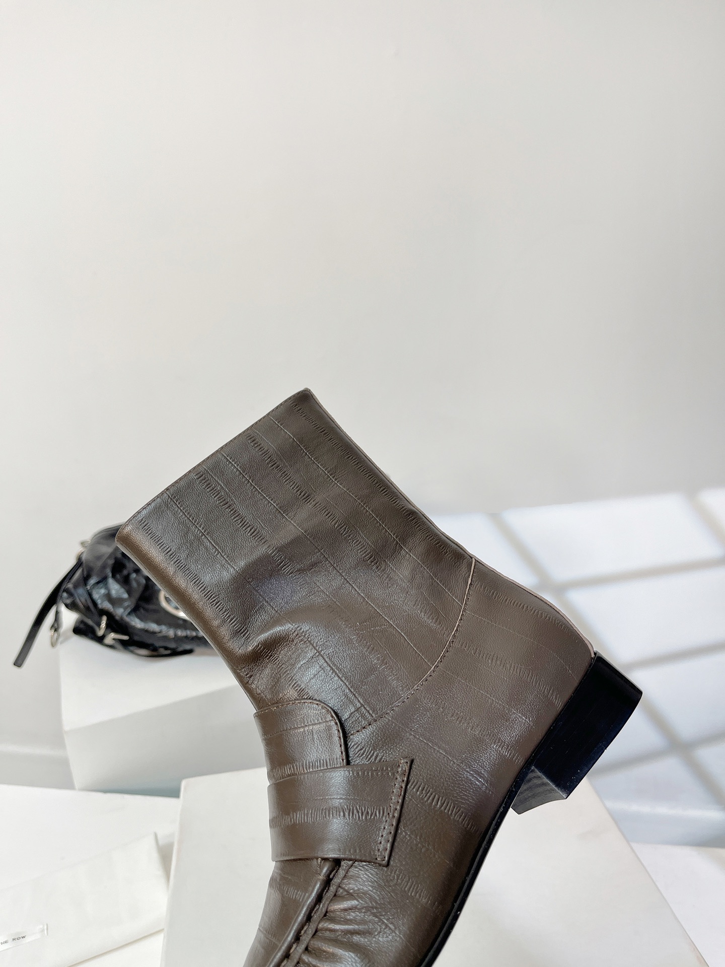 Therow23秋冬新款英伦复古鳗鱼纹短靴！也太好看了极简主义设计在保证舒适度与时髦摩登风格兼具的基础上