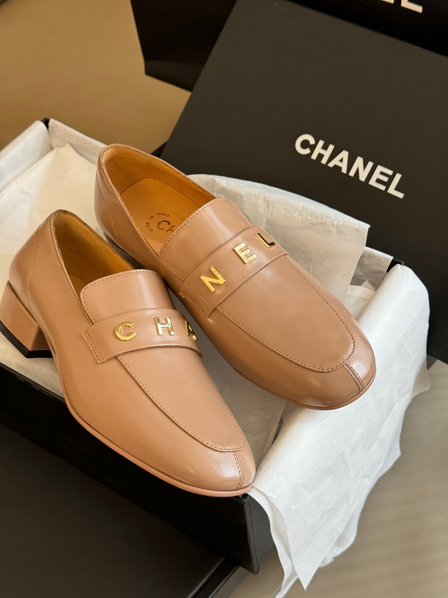 chanelfw23newarrival小香字母乐福鞋新品鸳鸯字母鞋精致好看的鞋跟比较宽2.5cm的高度