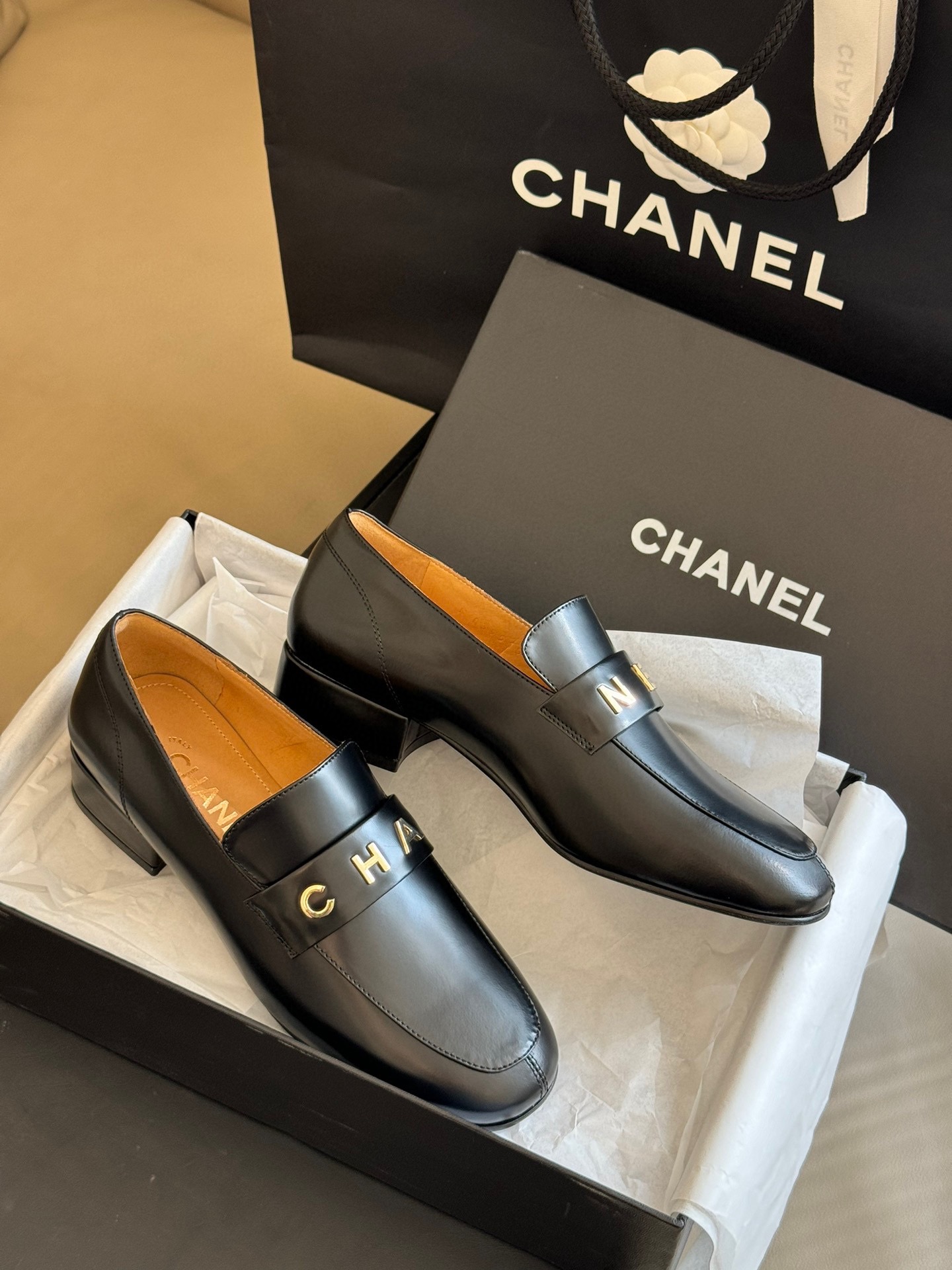 chanelfw23newarrival小香字母乐福鞋新品鸳鸯字母鞋精致好看的鞋跟比较宽2.5cm的高度