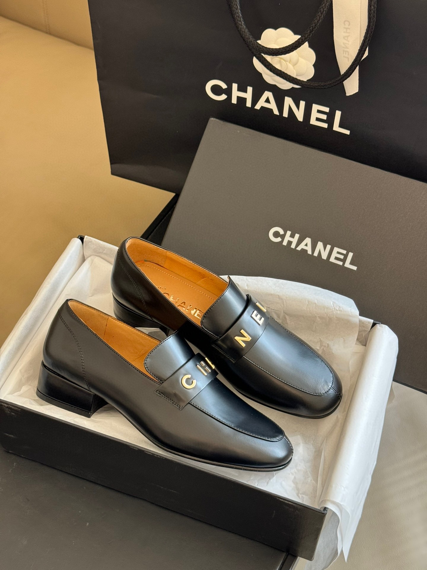 chanelfw23newarrival小香字母乐福鞋新品鸳鸯字母鞋精致好看的鞋跟比较宽2.5cm的高度