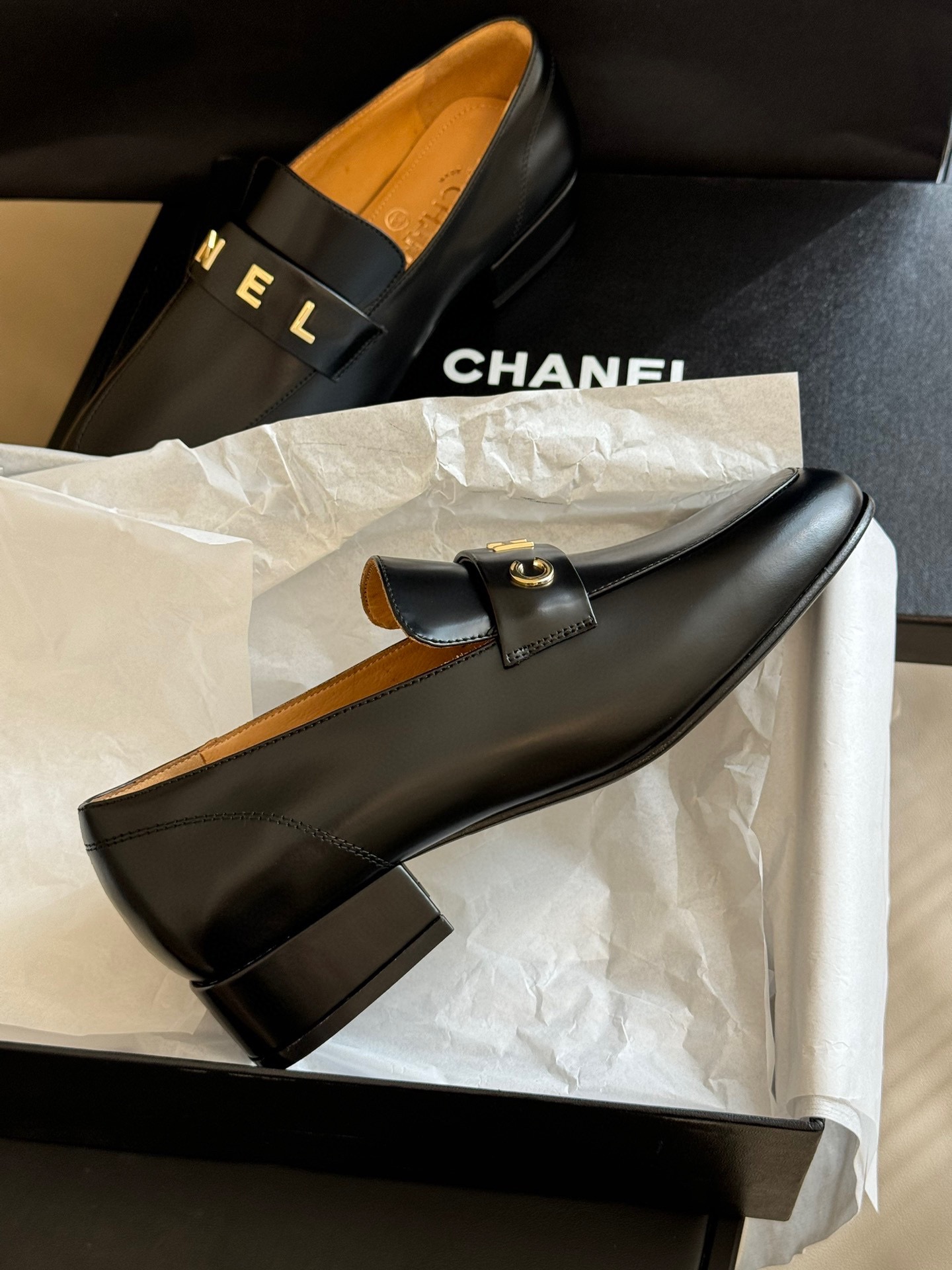 chanelfw23newarrival小香字母乐福鞋新品鸳鸯字母鞋精致好看的鞋跟比较宽2.5cm的高度