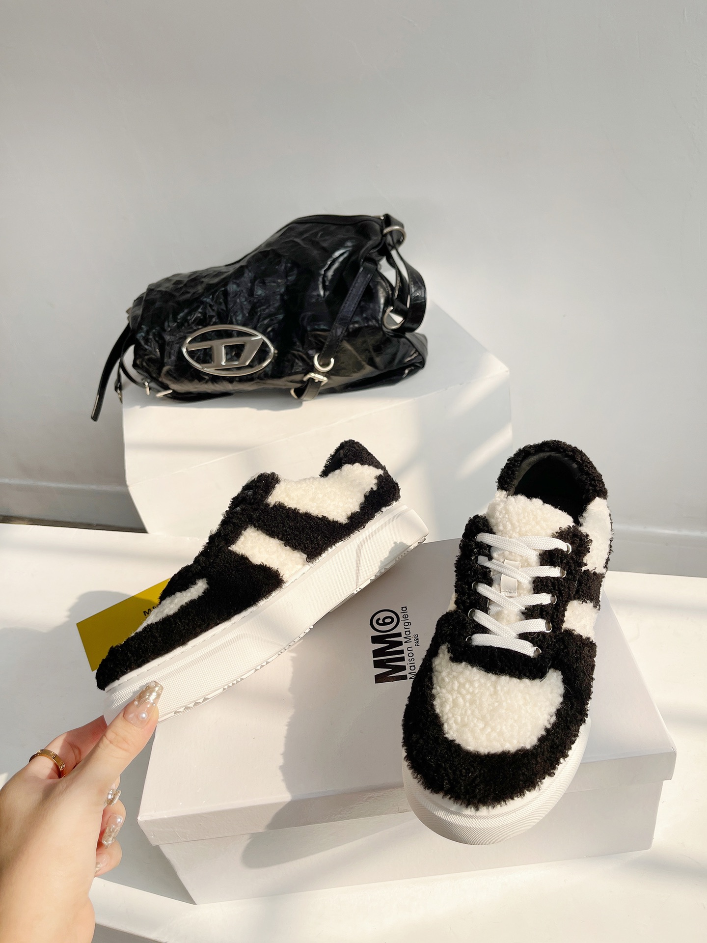 MaisonMargiela2023ss秋冬mm6最新毛毛休闲鞋！可盐可甜此款沿用基础款的同时加入了鞋面