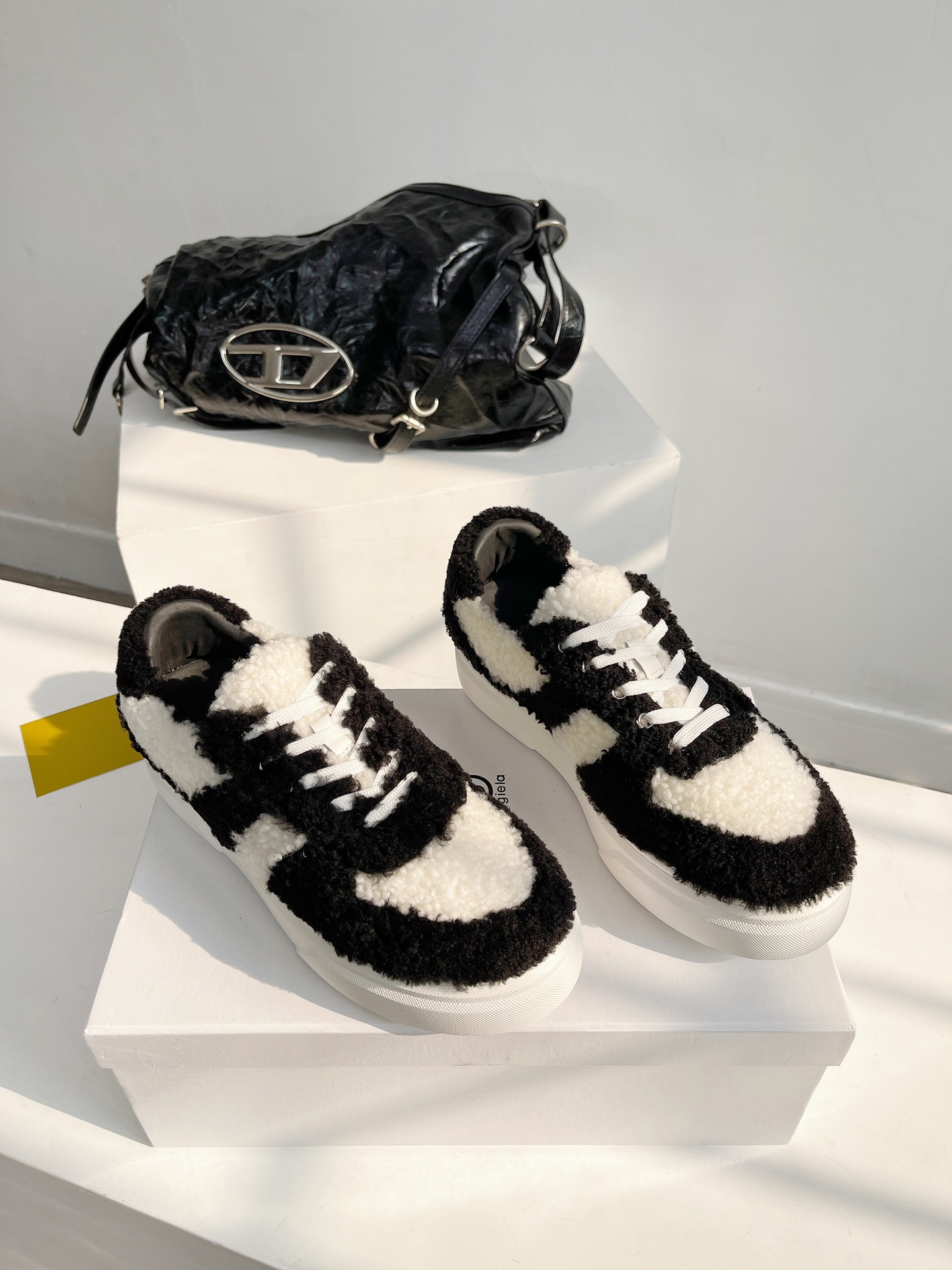 MaisonMargiela2023ss秋冬mm6最新毛毛休闲鞋！可盐可甜此款沿用基础款的同时加入了鞋面