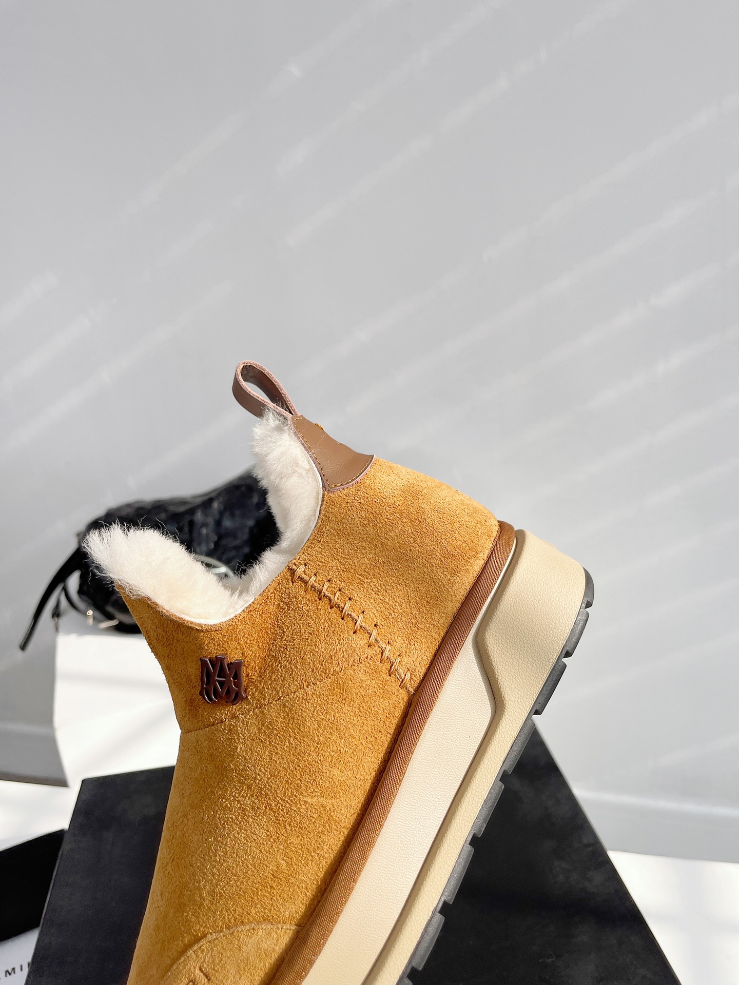 Amiri23新款厚底雪地靴很火爆哦侧面的V口设计更显腿长乖巧鞋口的羊毛毛不多但是足够可爱鞋底是很防滑厚