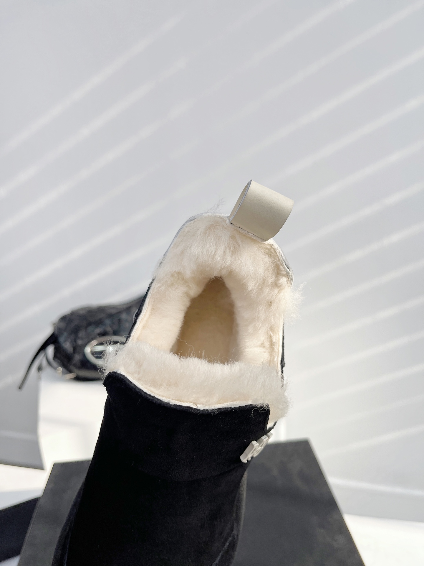 Amiri23新款厚底雪地靴很火爆哦侧面的V口设计更显腿长乖巧鞋口的羊毛毛不多但是足够可爱鞋底是很防滑厚