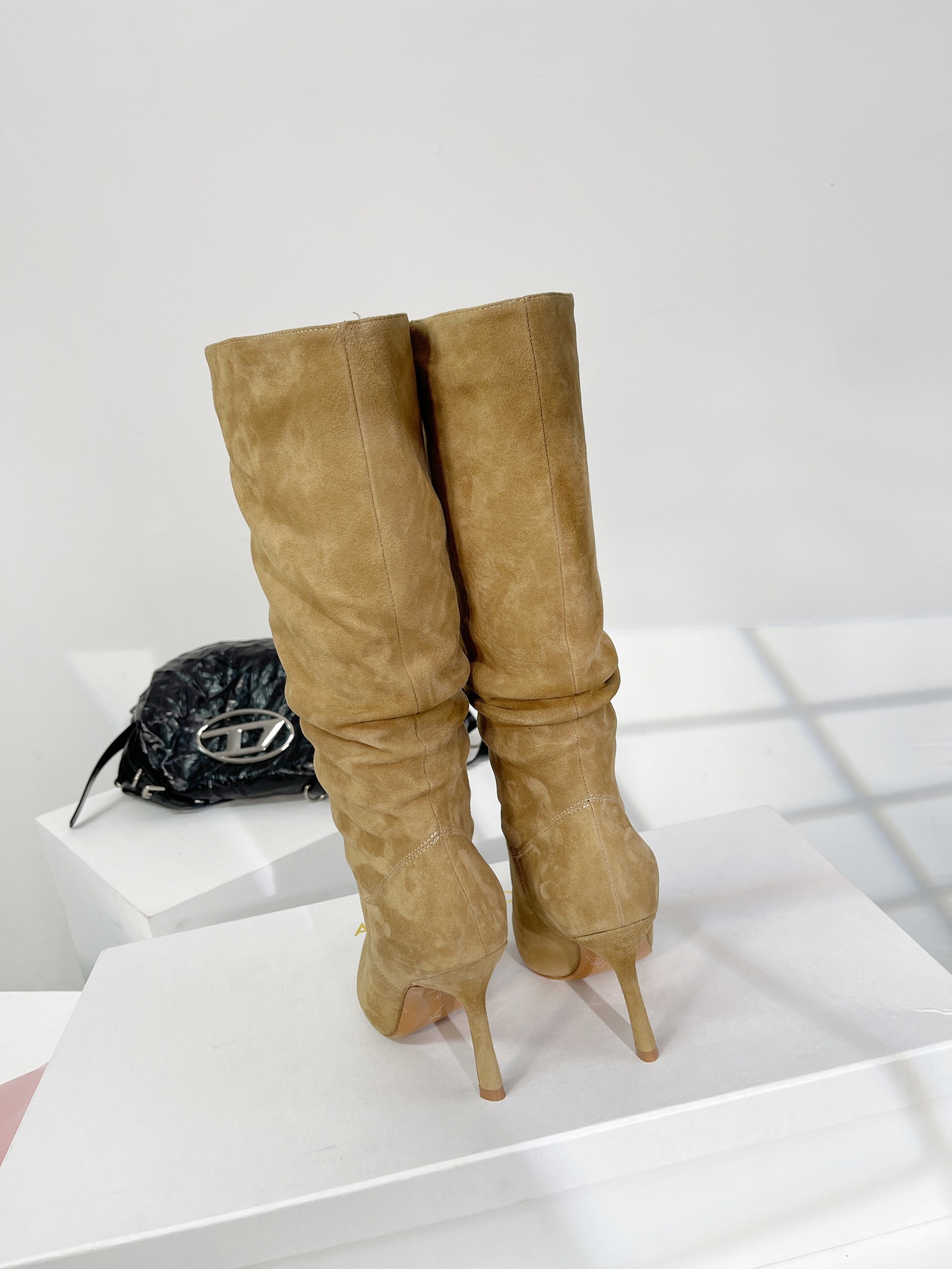 Amina Muaddi Wrinkled Boots: Sweet and Beautiful 9.5cm Heels in 35-39 Sizes - 图片 6