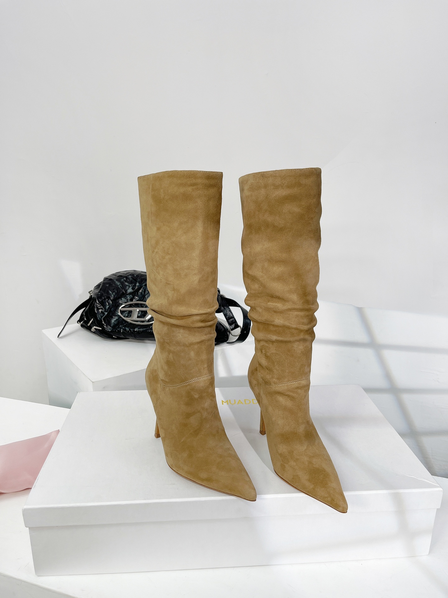Amina Muaddi Wrinkled Boots: Sweet and Beautiful 9.5cm Heels in 35-39 Sizes - 图片 4