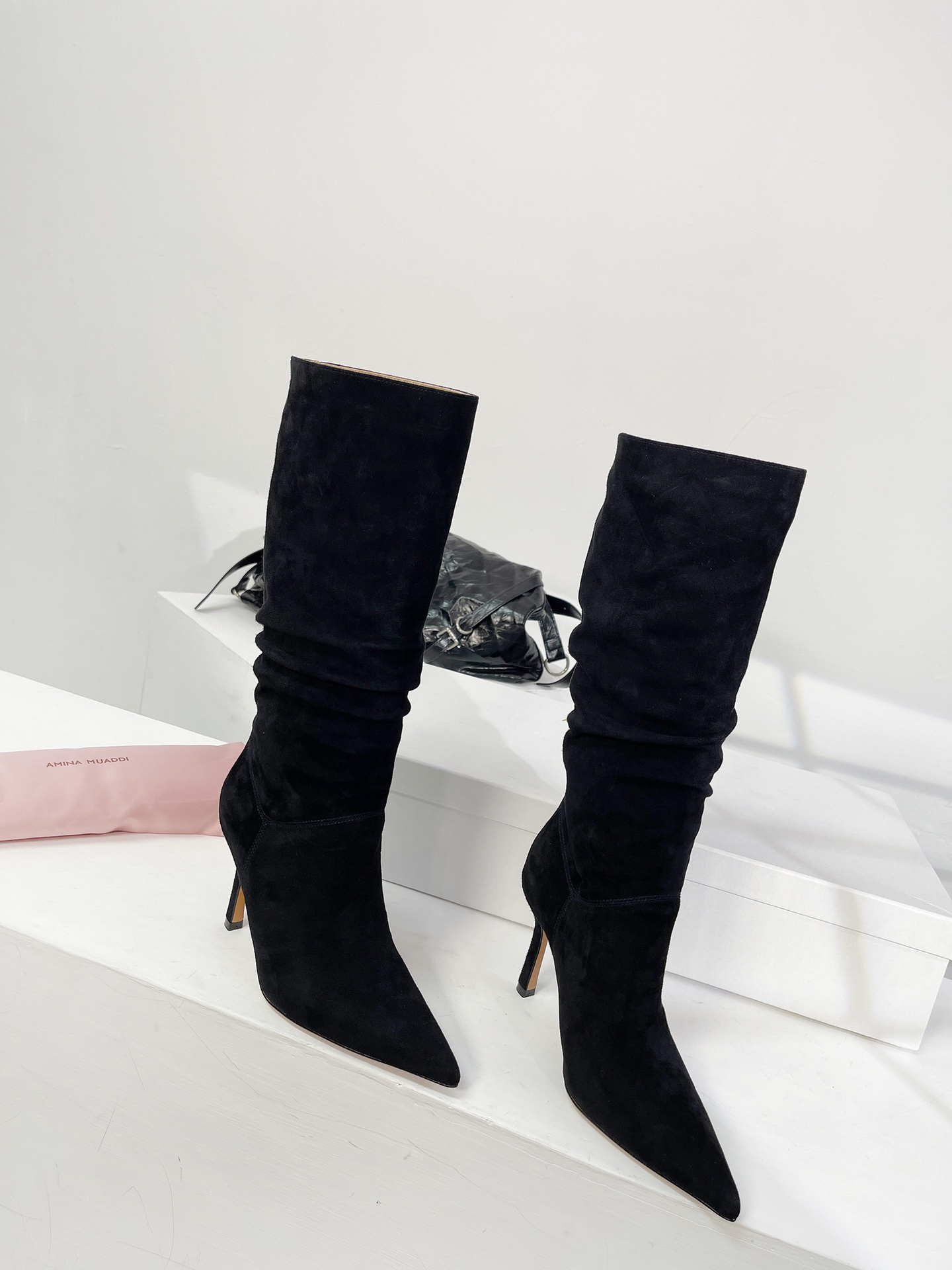 Trendy Amina Muaddi Wrinkled Boots: Stylish 9.5cm Heels, Custom Sizing Available - 图片 2