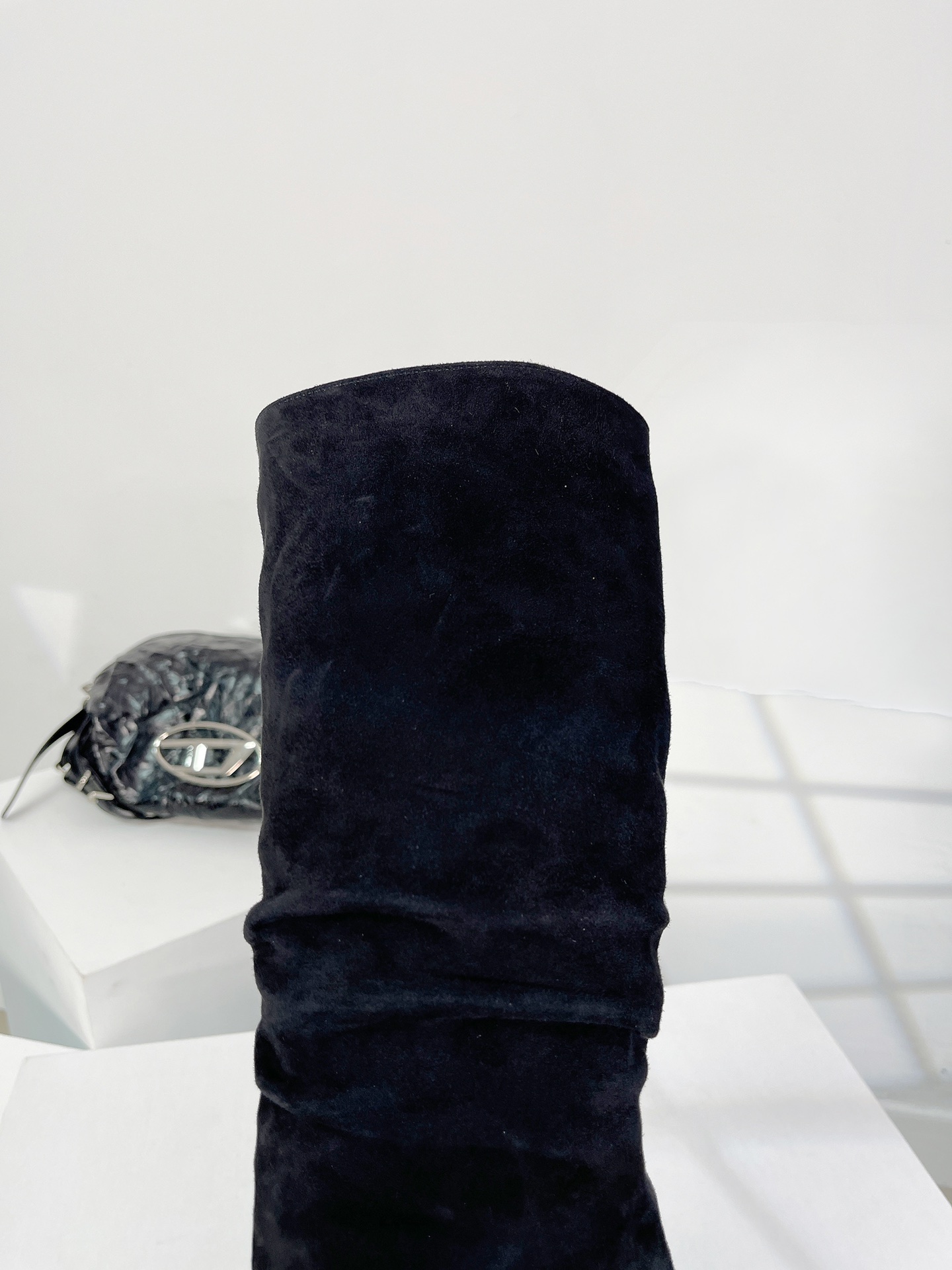 Trendy Amina Muaddi Wrinkled Boots: Stylish 9.5cm Heels, Custom Sizing Available - 图片 8