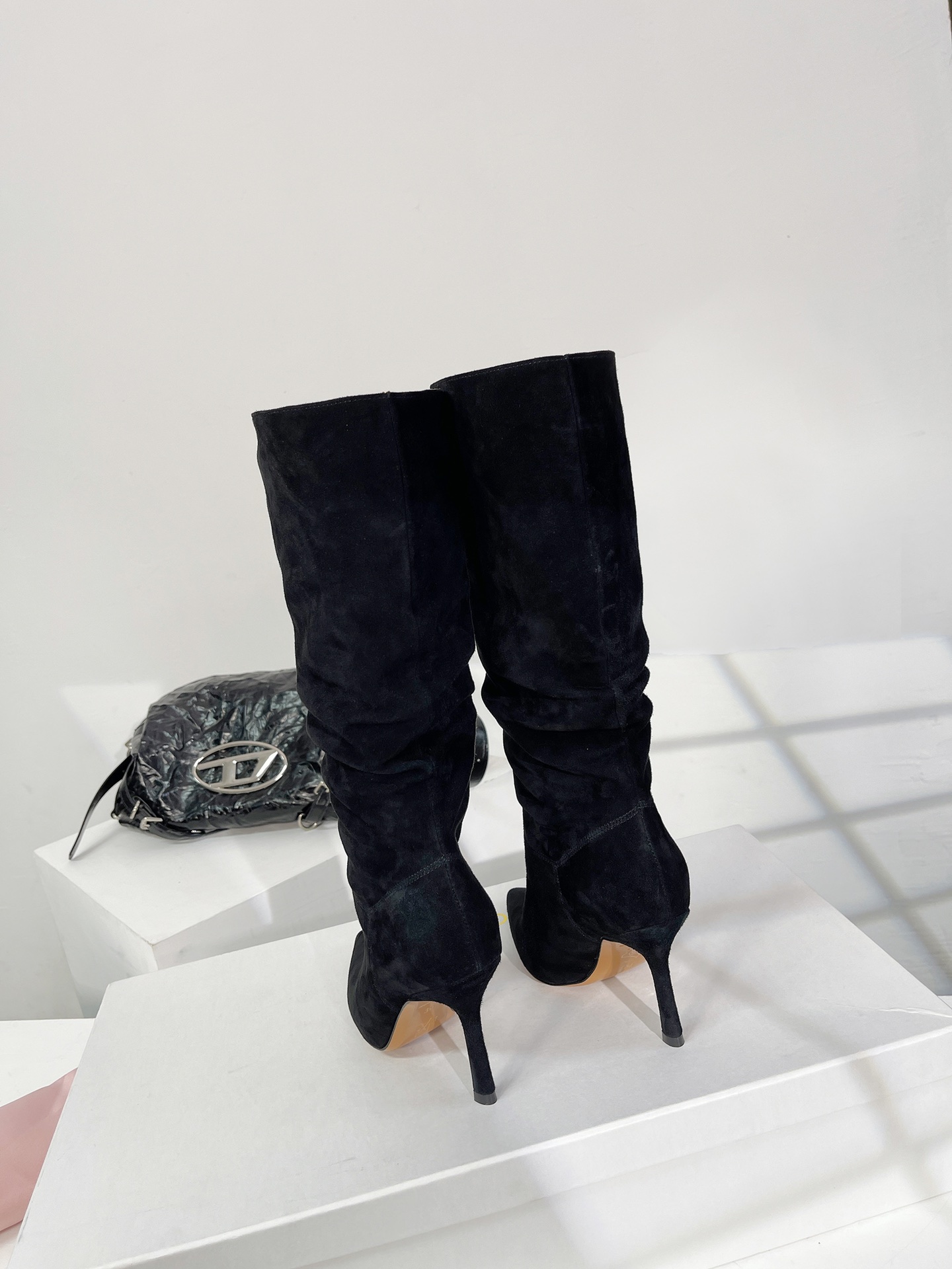 Trendy Amina Muaddi Wrinkled Boots: Stylish 9.5cm Heels, Custom Sizing Available - 图片 7