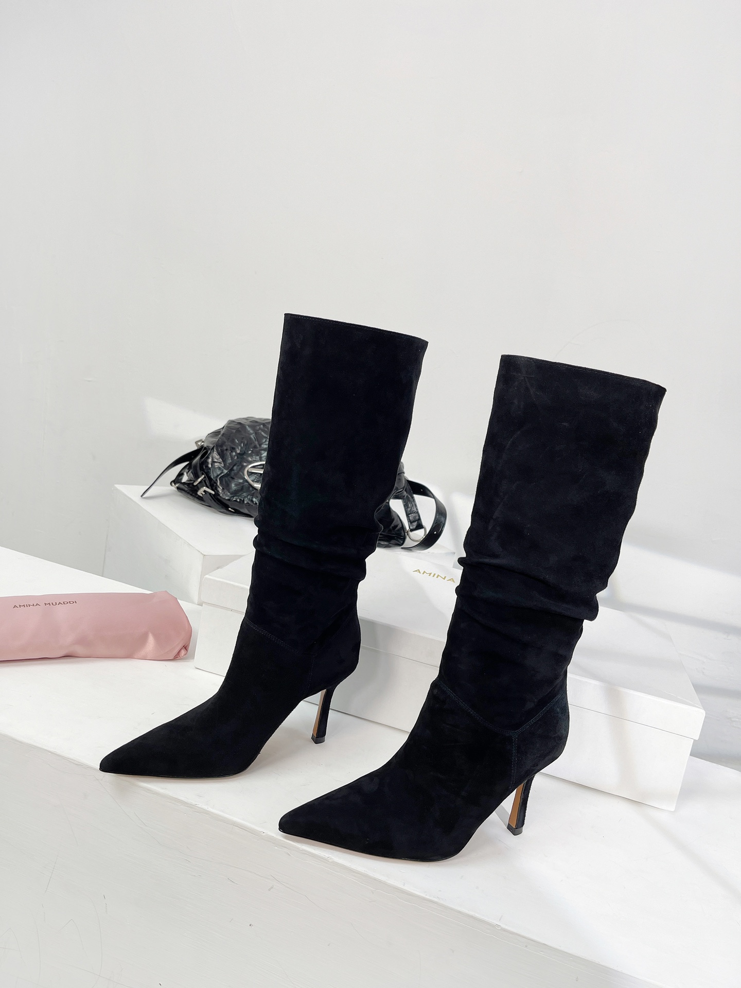 Trendy Amina Muaddi Wrinkled Boots: Stylish 9.5cm Heels, Custom Sizing Available - 图片 3