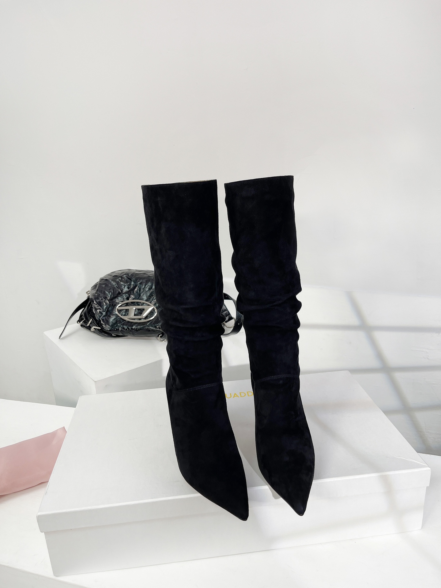 Trendy Amina Muaddi Wrinkled Boots: Stylish 9.5cm Heels, Custom Sizing Available - 图片 1