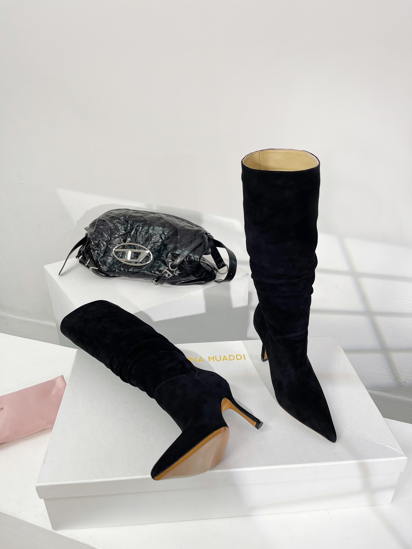 Trendy Amina Muaddi Wrinkled Boots: Stylish 9.5cm Heels, Custom Sizing Available - 图片 6