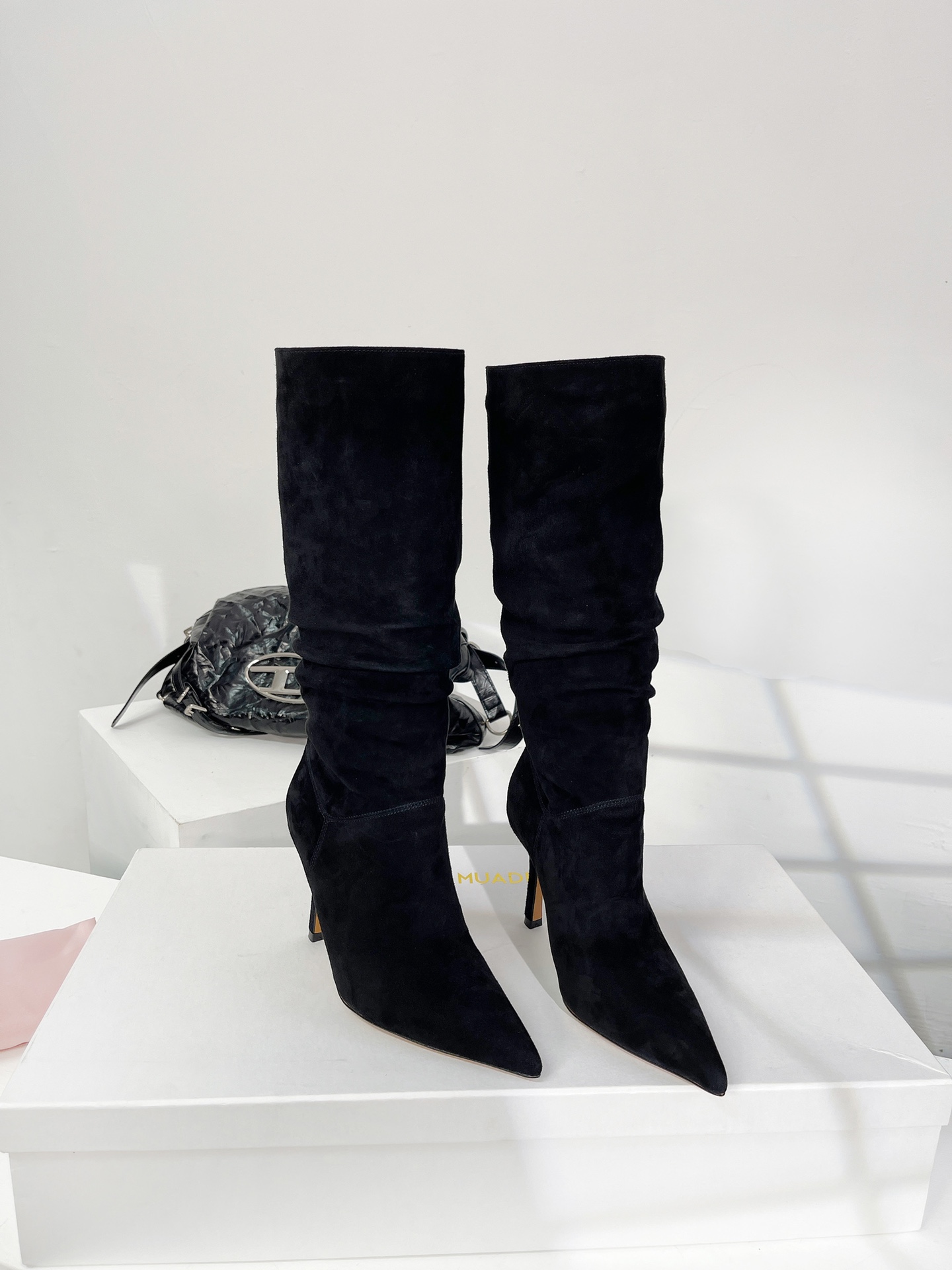 Trendy Amina Muaddi Wrinkled Boots: Stylish 9.5cm Heels, Custom Sizing Available - 图片 4