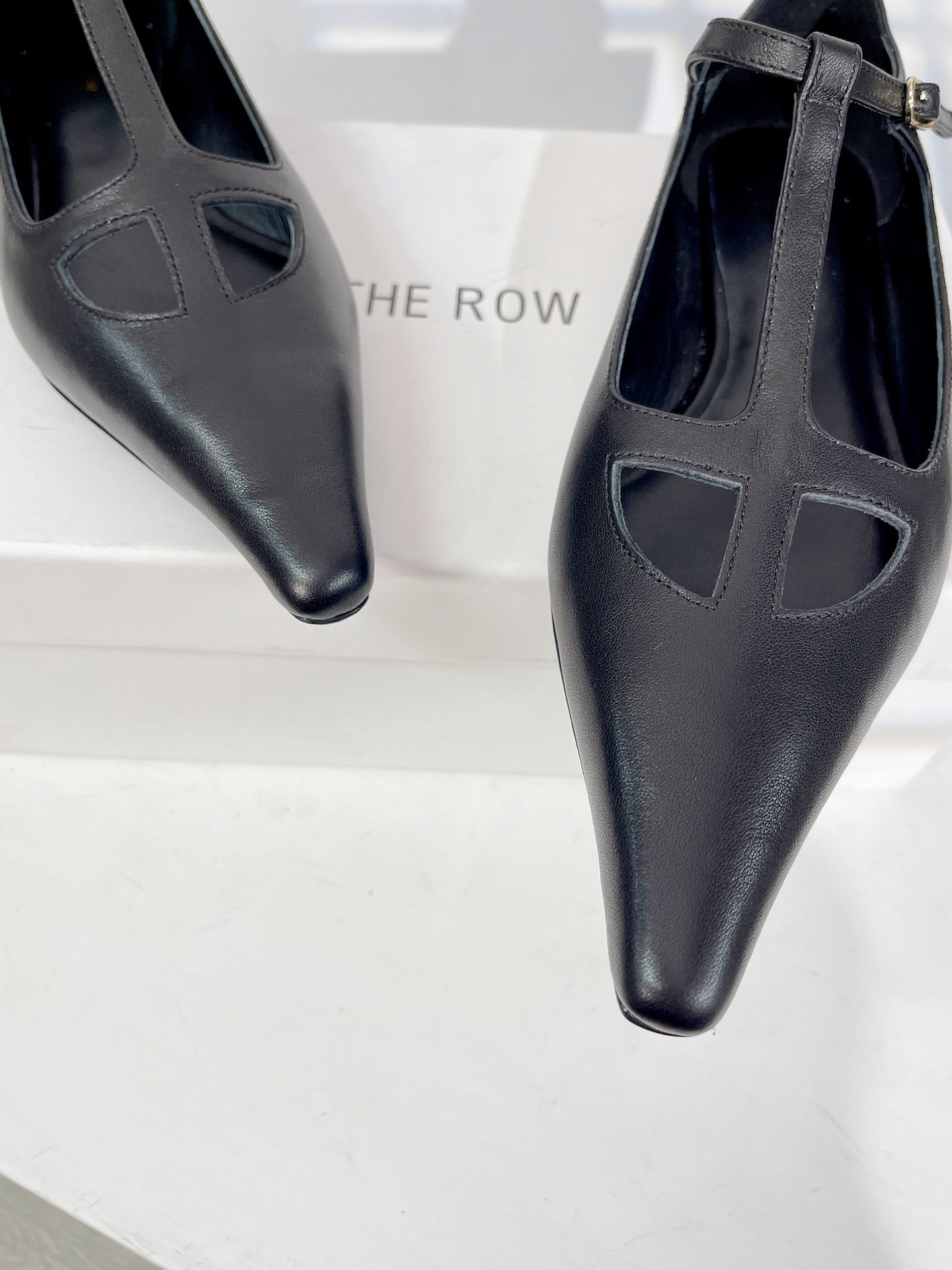 Therow23新款T带平底尖头单鞋上脚舒适穿上就是美美的小仙女质感也是杠杠的搭配长裙和阔腿裤都是可以的