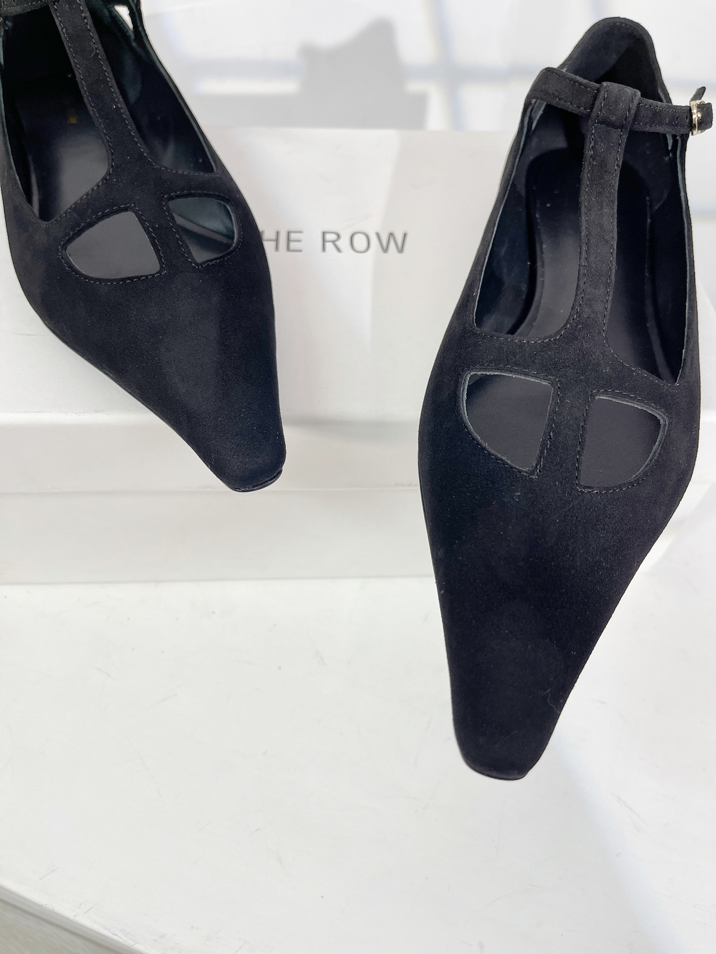 Therow23新款T带平底尖头单鞋上脚舒适穿上就是美美的小仙女质感也是杠杠的搭配长裙和阔腿裤都是可以的