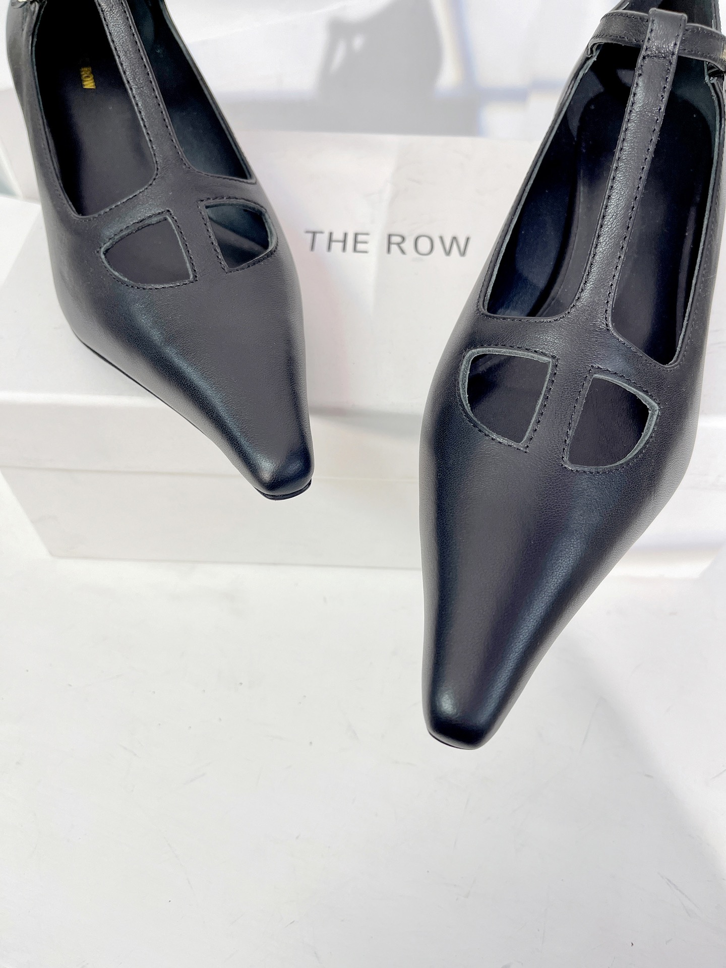 Therow23新款T带猫跟尖头单鞋上脚舒适穿上就是美美的小仙女质感也是杠杠的搭配长裙和阔腿裤都是可以的