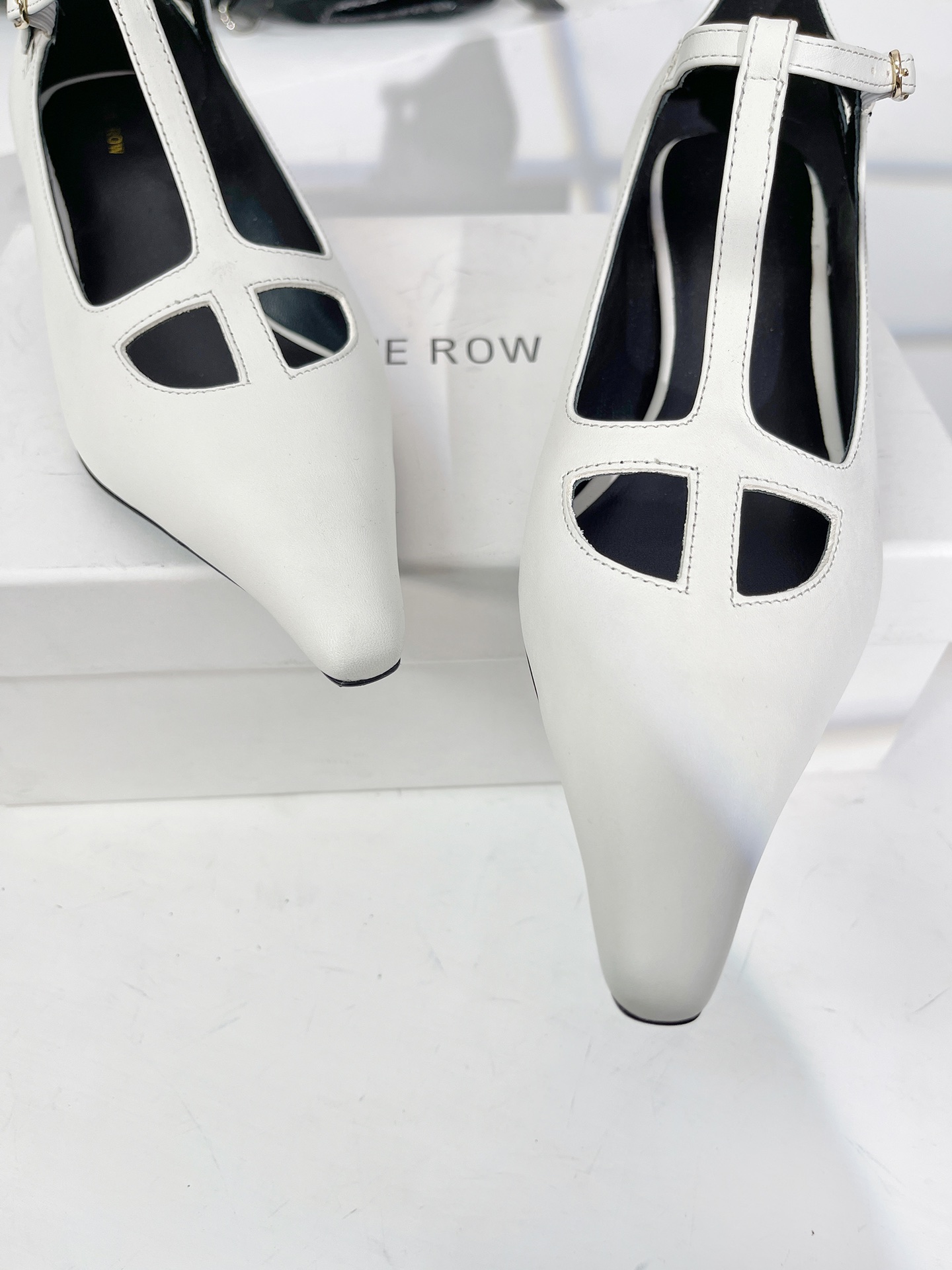 Therow23新款T带猫跟尖头单鞋上脚舒适穿上就是美美的小仙女质感也是杠杠的搭配长裙和阔腿裤都是可以的
