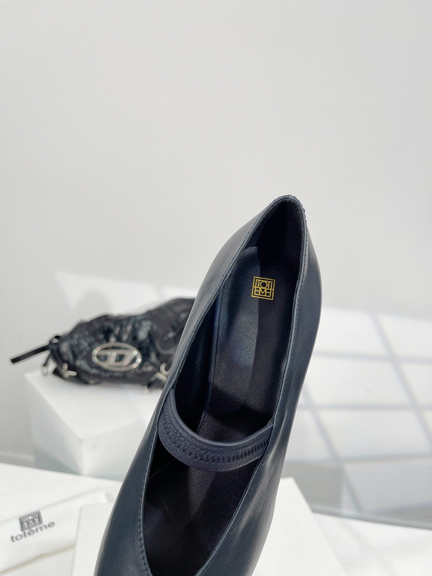 Toteme新款时尚尖头中跟单鞋百搭好看舒适又优雅的鞋型小尖头的设计修饰脚型好搭配温柔气质完美体现鞋面进