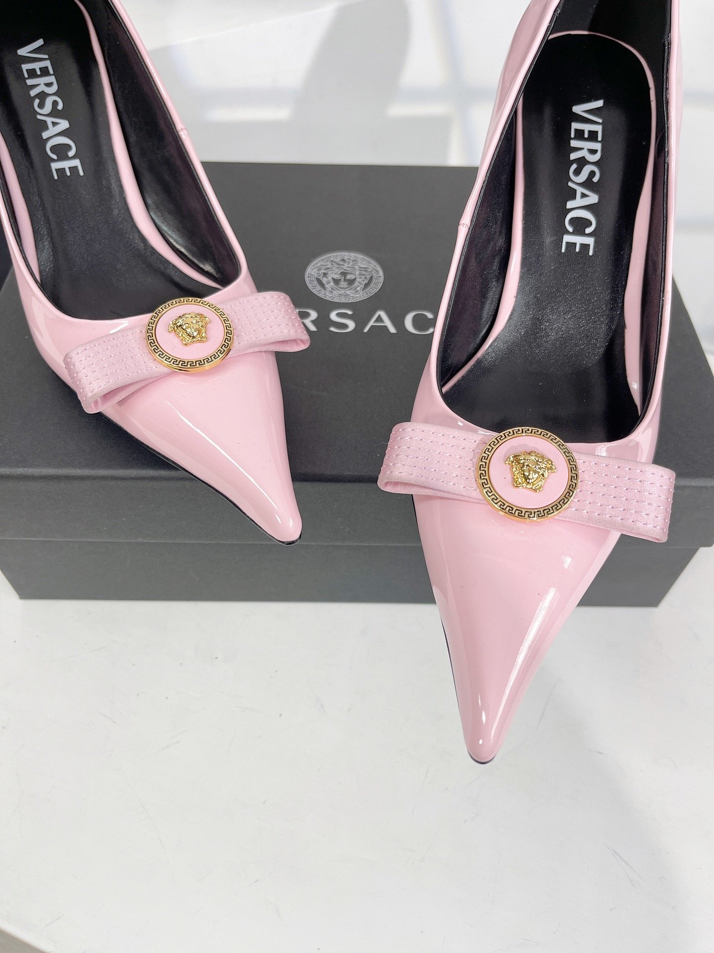 Versace范思哲2023经典单鞋米兰秀场同款简约干练的版型鲜艳的颜色和自由的轮廓同时充满艺术感这个系