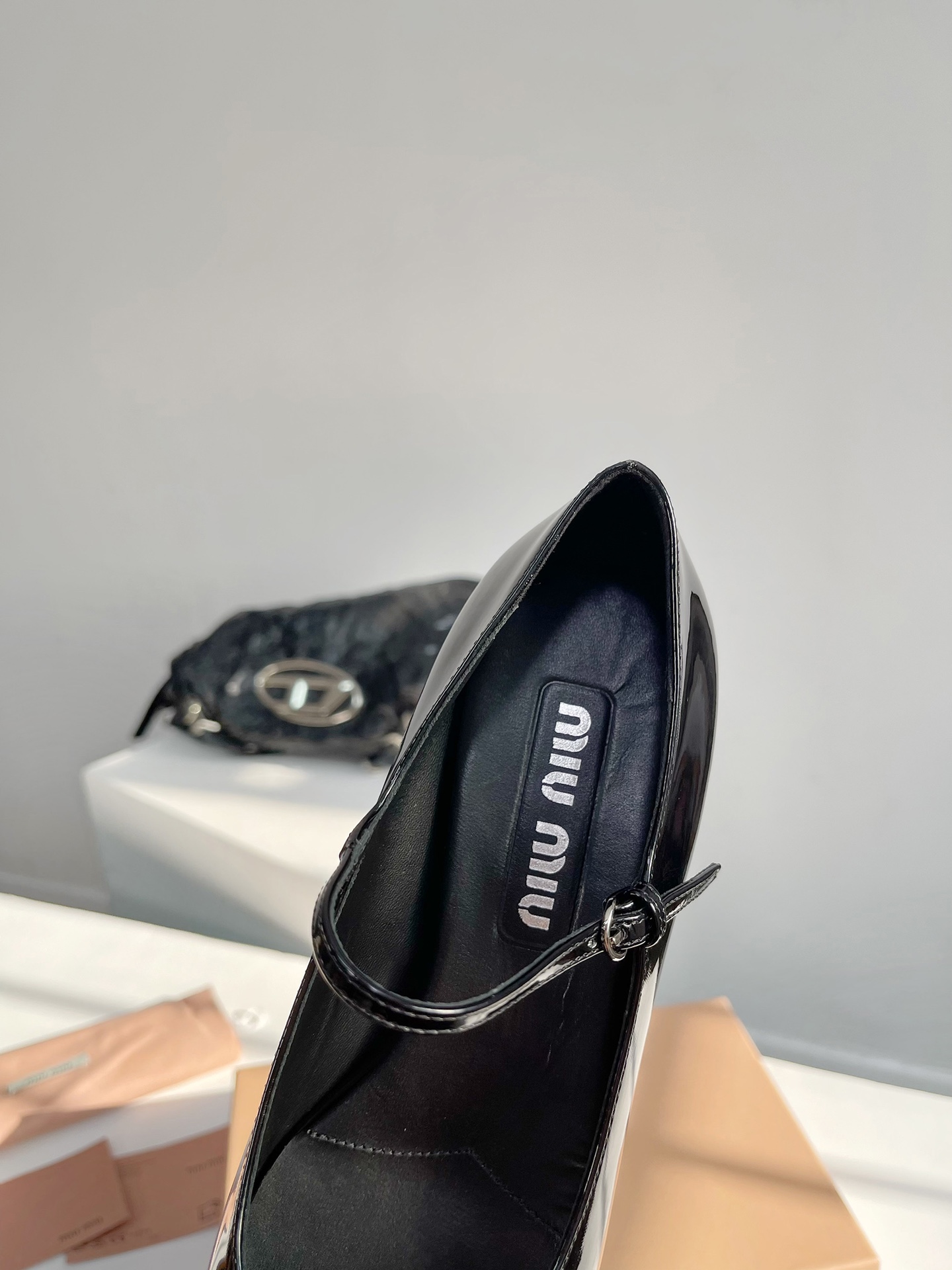 MiuMiu新款平底玛丽珍鞋非常低调的一款单鞋乖巧减龄上脚显腿长又高级舒适度也做到完美日常穿着超级合适穿