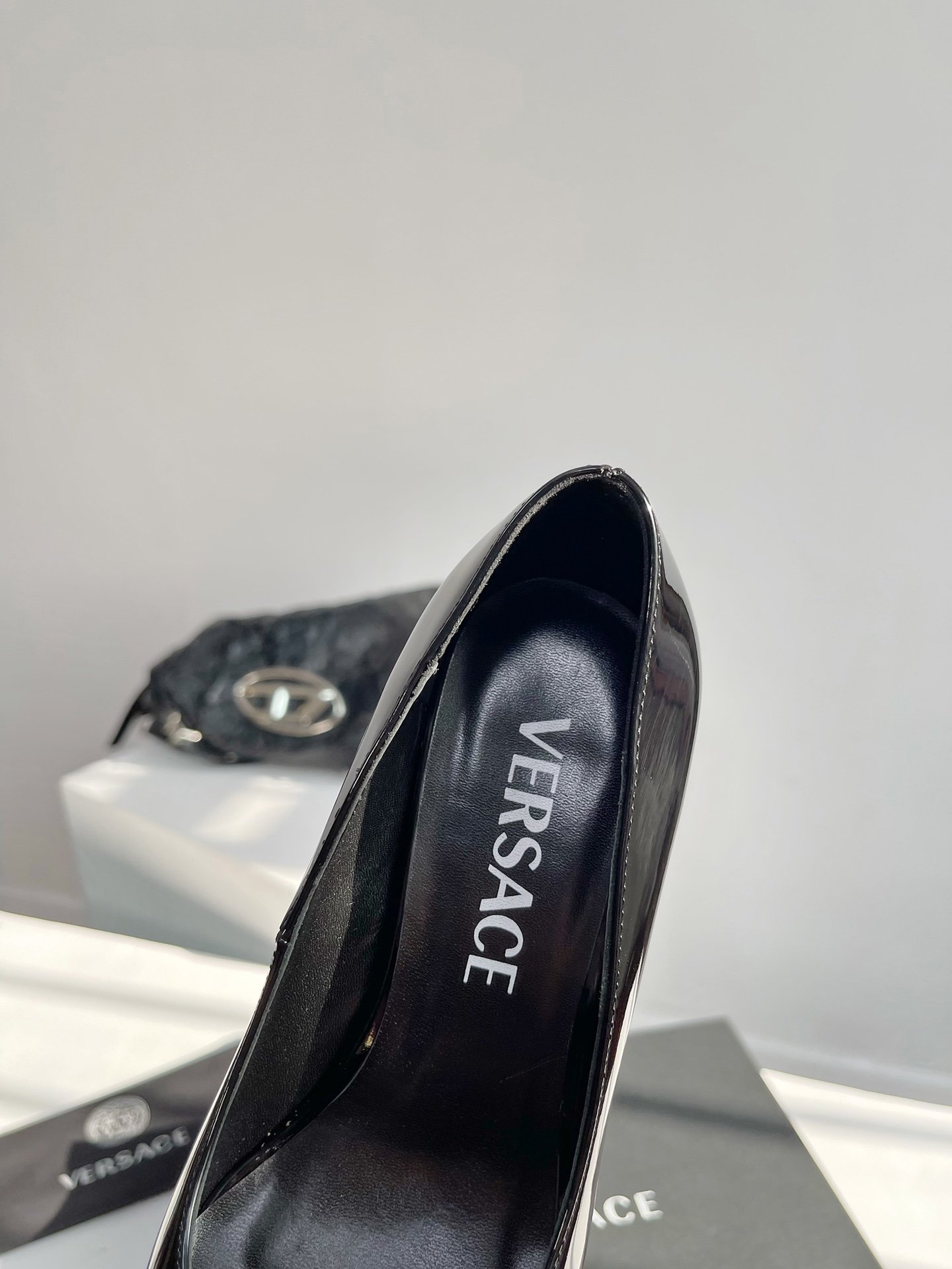 Versace范思哲2023经典单鞋米兰秀场同款简约干练的版型鲜艳的颜色和自由的轮廓同时充满艺术感这个系