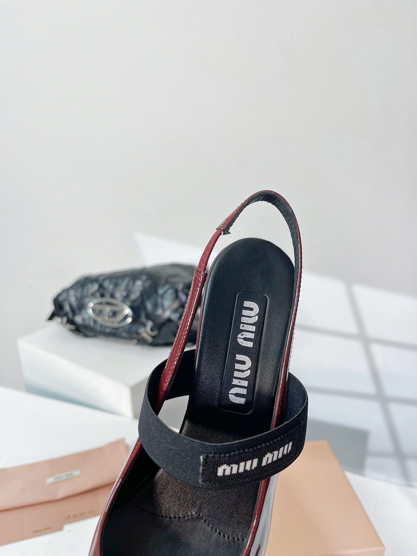 miumiu新款尖头凉鞋百搭好看舒适又优雅的鞋型小尖头的设计修饰脚型好搭配温柔气质完美体现大底真皮大底码
