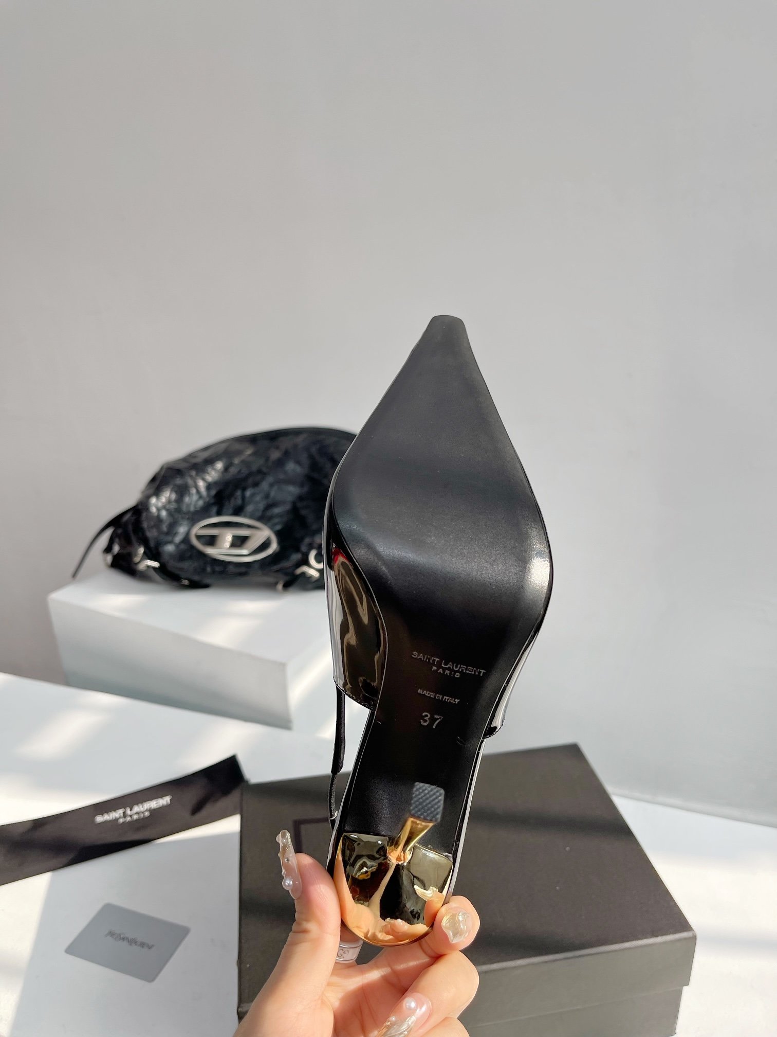 漆皮真丝YSL女神高货绝绝子专柜最新系列新品！顶级代购版本超精致一比一零离距打造！用最好料材打造最好鞋子