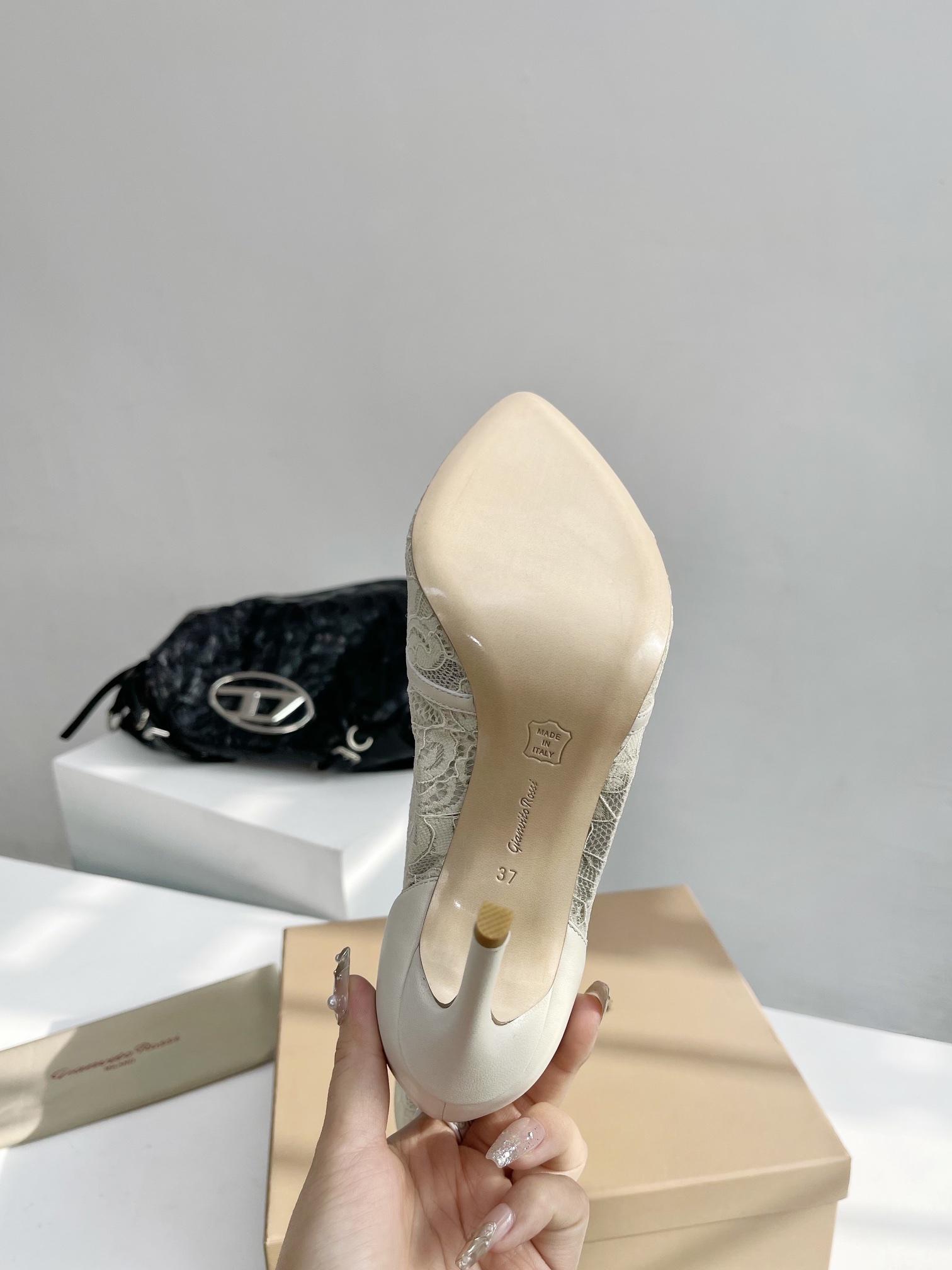 吉安维托罗西2024春夏新款Hiroko蕾丝靴！超性感和优雅细高跟脚背前部的树脂带加强了它们精致的线条有