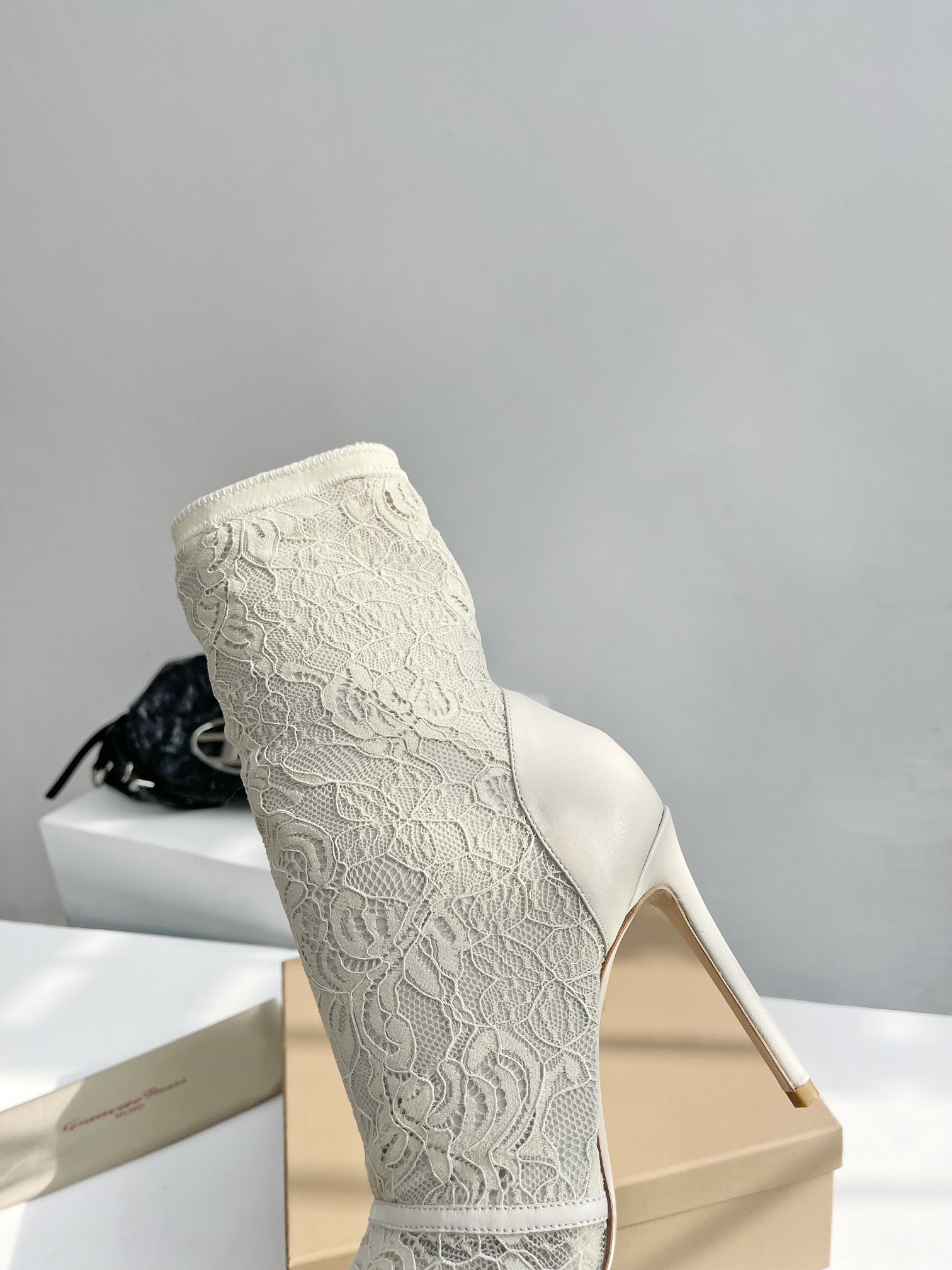 吉安维托罗西2024春夏新款Hiroko蕾丝靴！超性感和优雅细高跟脚背前部的树脂带加强了它们精致的线条有
