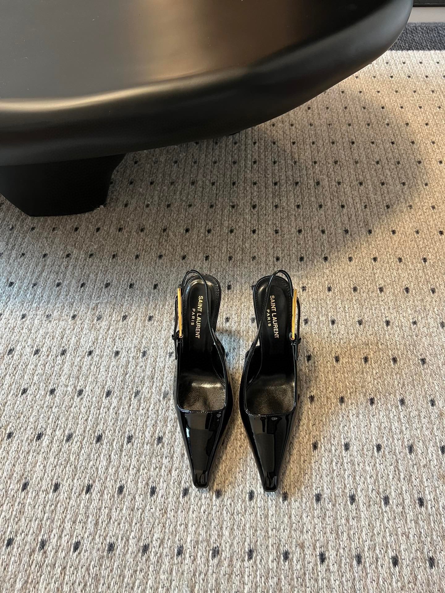 SaintLauren*24F/W小金条高跟鞋依日延续以往的高级和优雅ysl小金条鞋跟真的太好看啦！Sa