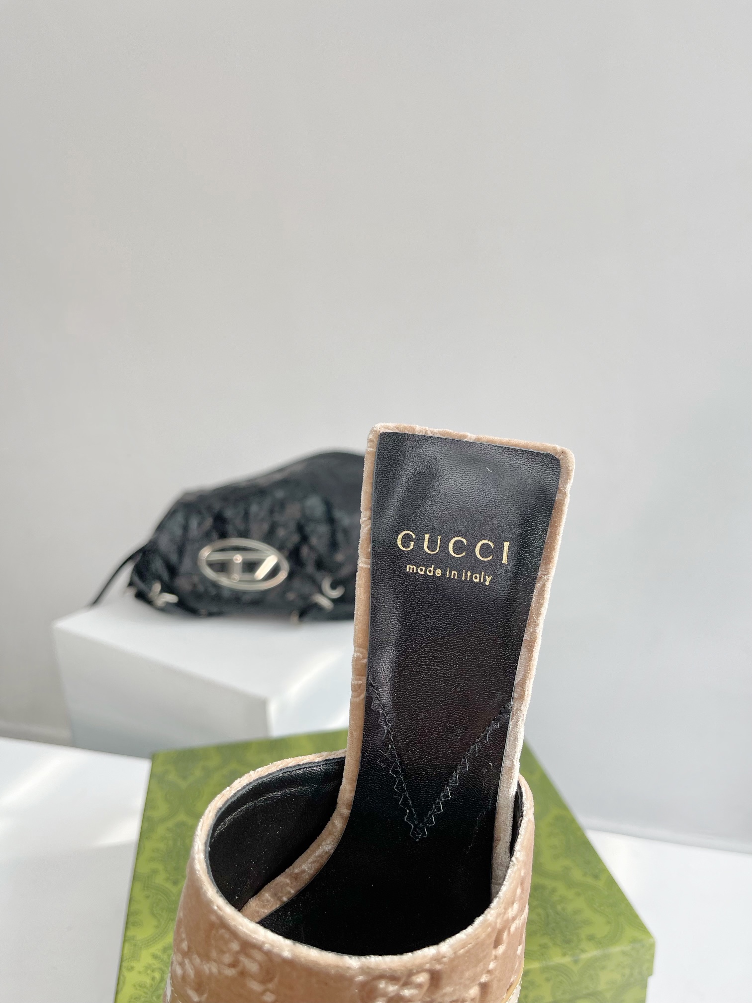 GUCCl最新系列推出[烟花][烟花][烟花]锥型跟圆形互扣式双GG新款凉鞋拖鞋原汁原味原单品质!每个细