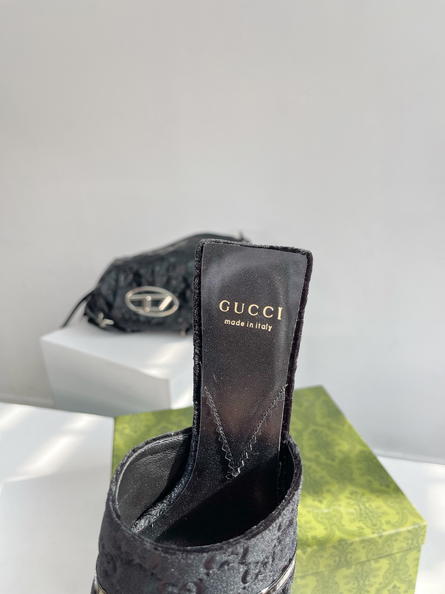GUCCl最新系列推出[烟花][烟花][烟花]锥型跟圆形互扣式双GG新款凉鞋拖鞋原汁原味原单品质!每个细