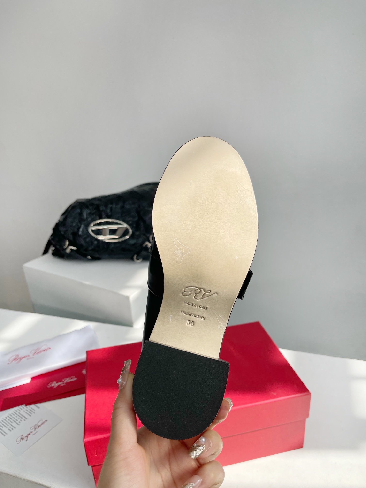 RogerVivier24早春RV新款粗跟厚底乐福鞋都到现货了带衬垫厚底帅气有型锯齿形鞋底拥有强大的抓地