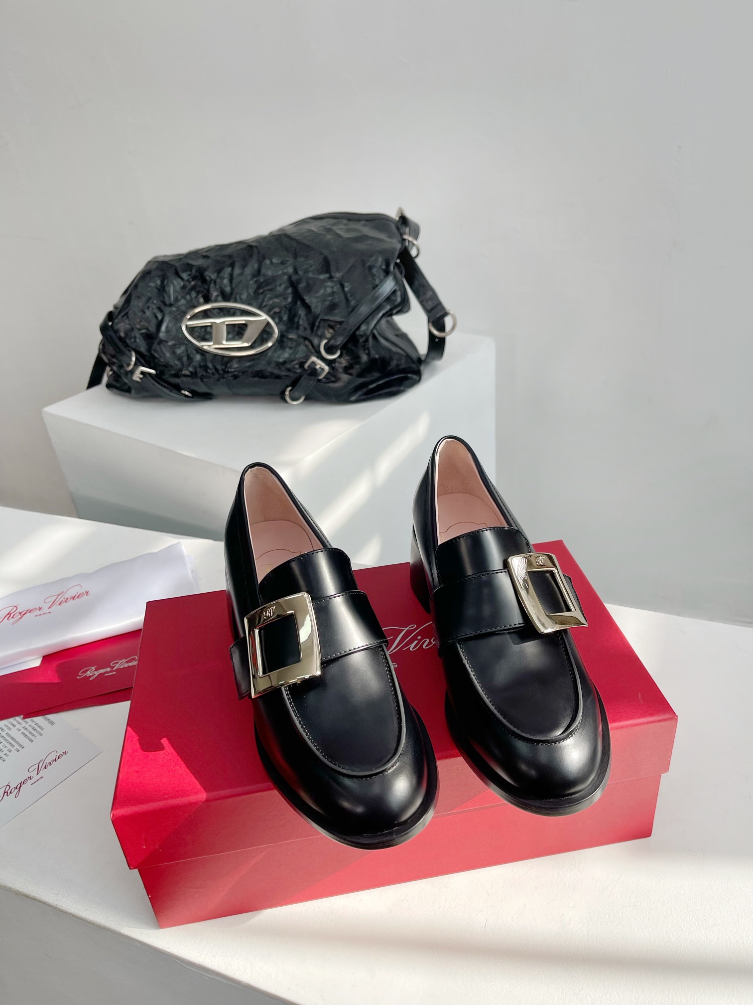 RogerVivier24早春RV新款粗跟厚底乐福鞋都到现货了带衬垫厚底帅气有型锯齿形鞋底拥有强大的抓地