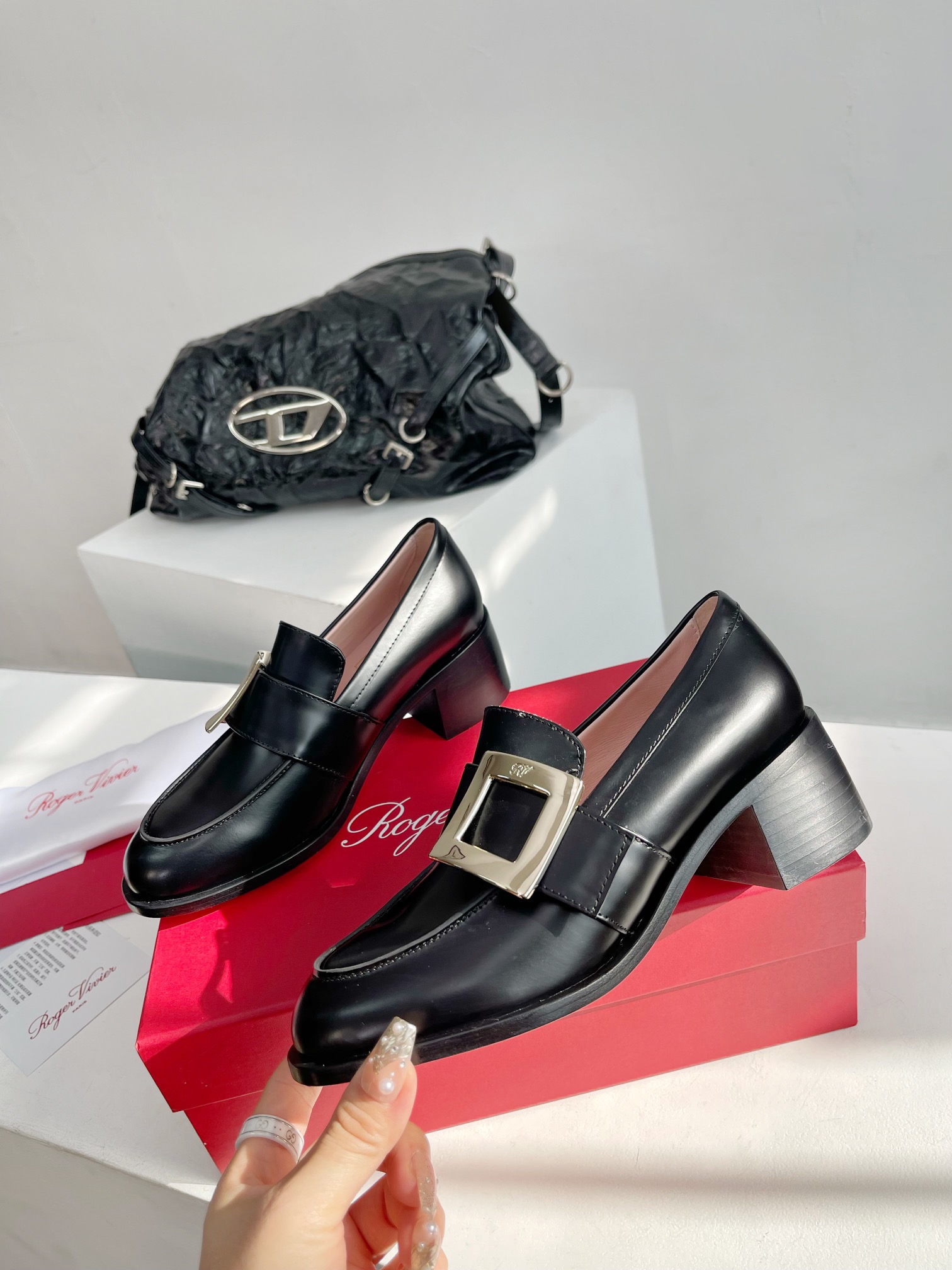 RogerVivier24早春RV新款粗跟厚底乐福鞋都到现货了带衬垫厚底帅气有型锯齿形鞋底拥有强大的抓地