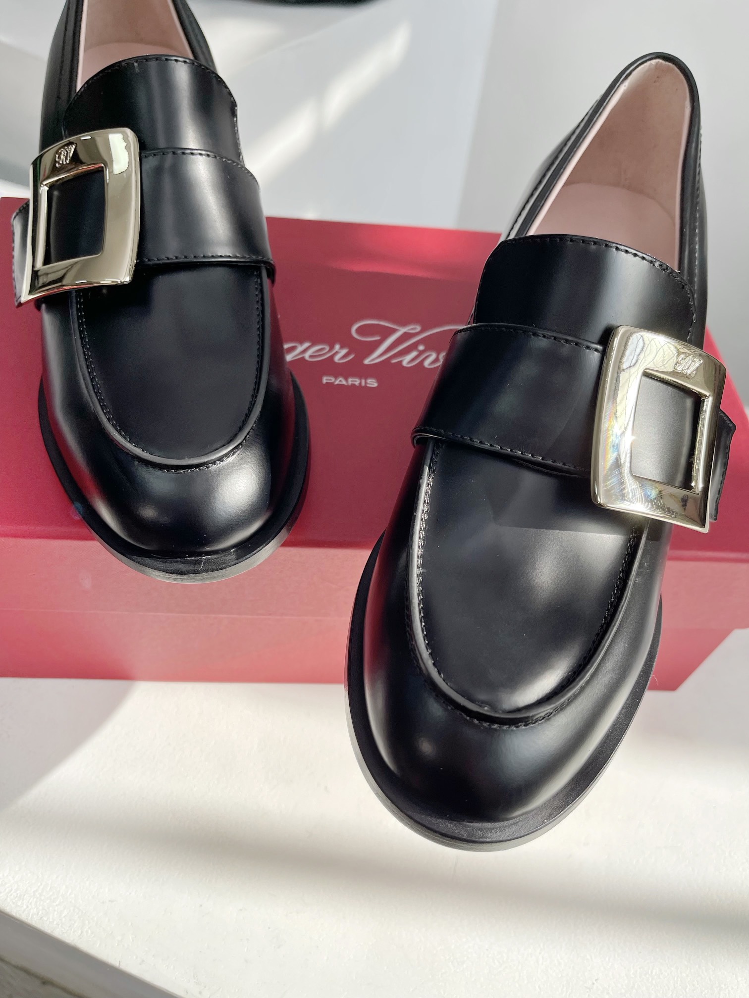 RogerVivier24早春RV新款粗跟厚底乐福鞋都到现货了带衬垫厚底帅气有型锯齿形鞋底拥有强大的抓地