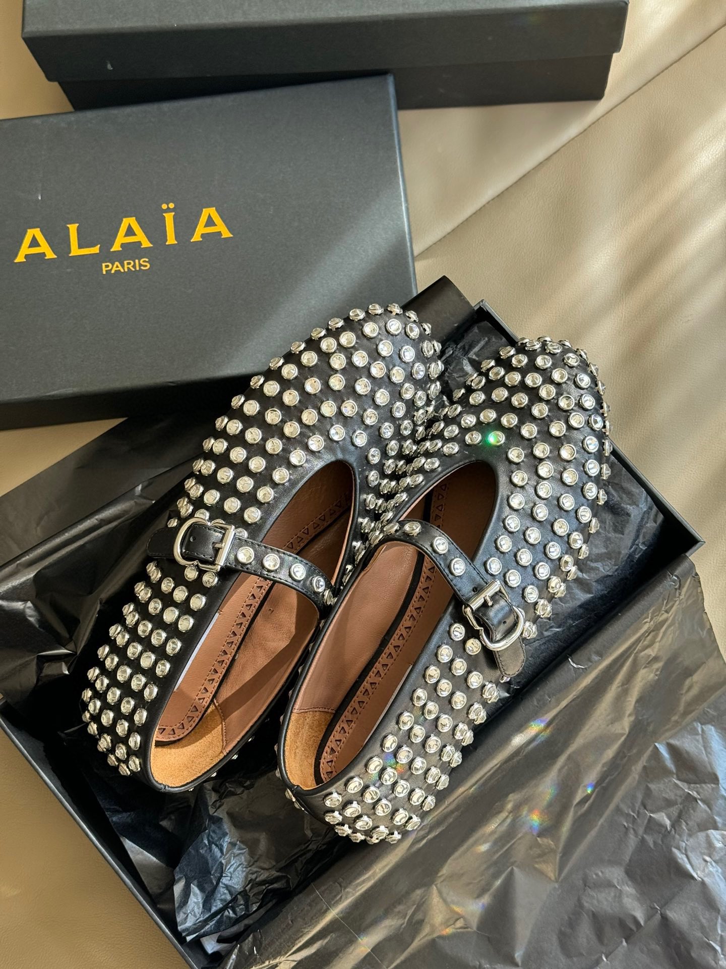 Alaia经典芭蕾舞鞋新品以芭蕾的灵动意韵融于日常以现代笔触刻画舞鞋经典轮廓！黑色钻饰皮质款芭蕾舞鞋从经