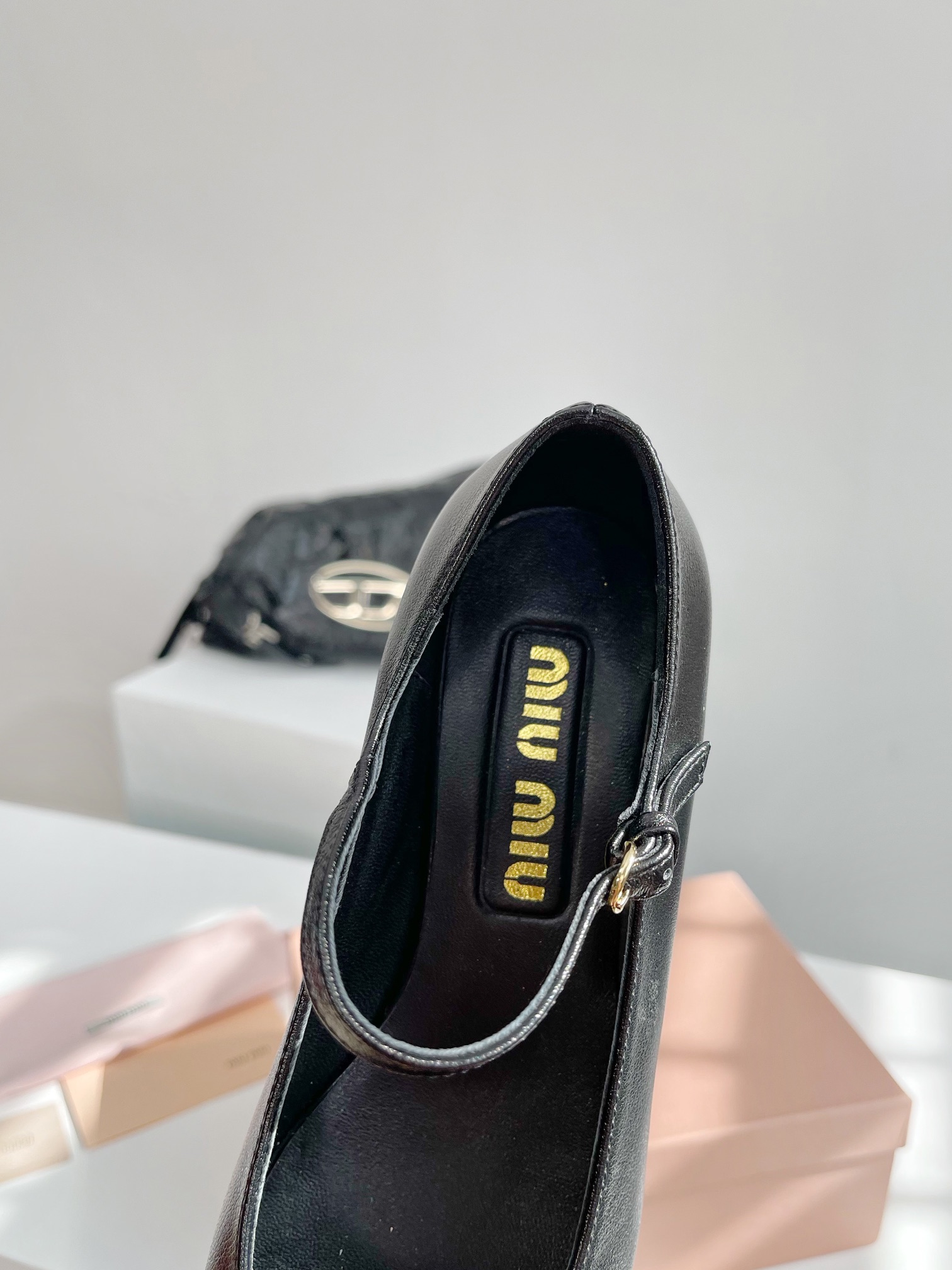 MiuMiu24早春款升级工艺打造精品采用字母扣装饰超级百搭经典时尚款对脚型没那么纤瘦对高脚背的妹子更友