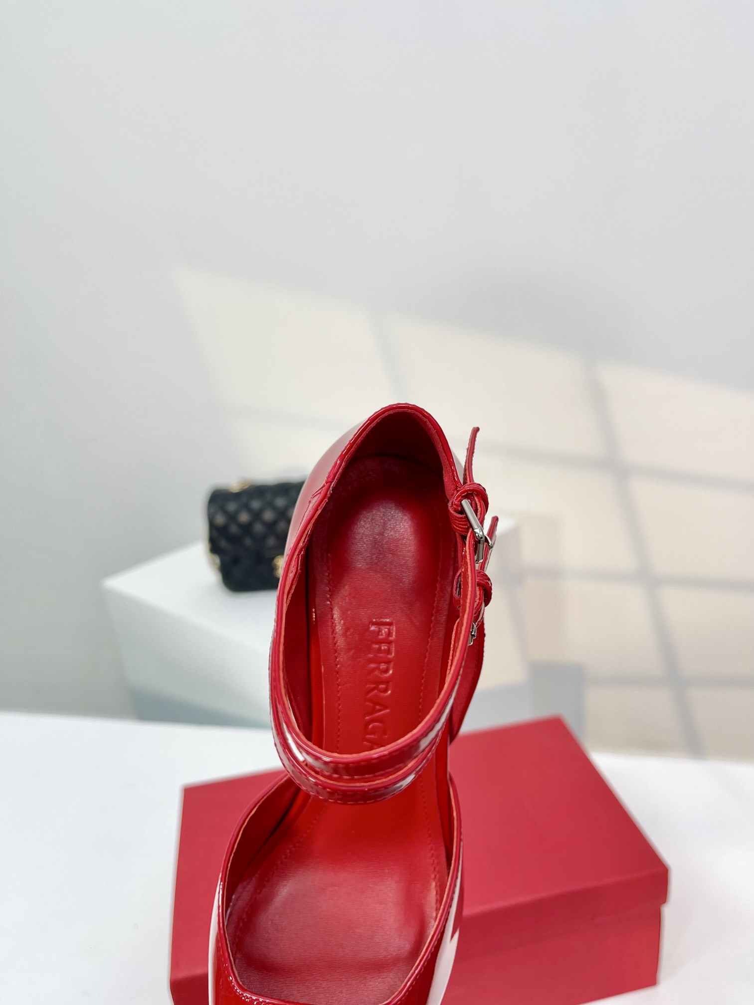 FERRAGAMO24/春夏红色尖头坡跟高跟鞋FAM近期大热宣起红丝袜大热潮的杀器！真的令人对FAM刮目