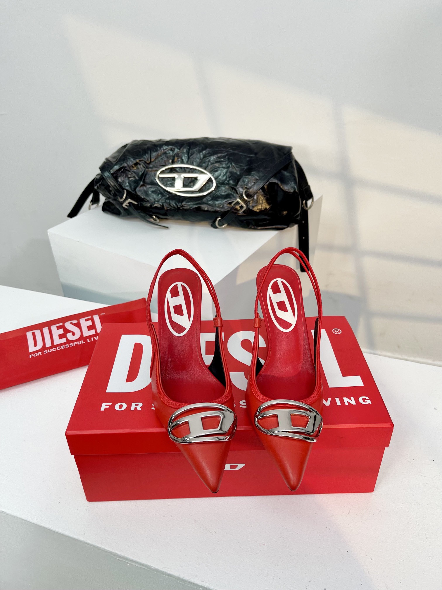 Diesel是意大利牛仔时装品牌DIESEL不仅是时尚服饰品牌它更代表一种生活方式2024年春夏新品Di