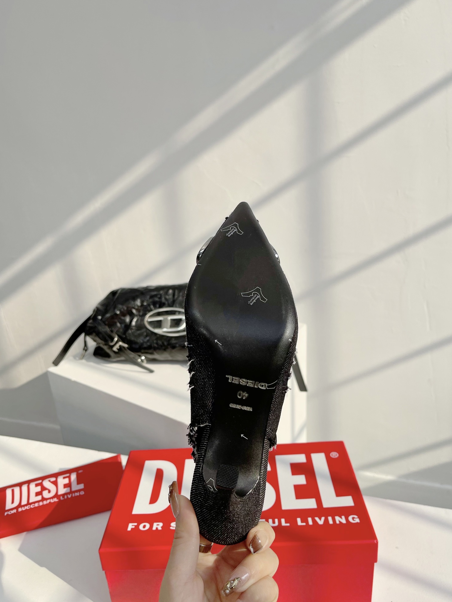 Diesel是意大利牛仔时装品牌DIESEL不仅是时尚服饰品牌它更代表一种生活方式2024年春夏新品Di