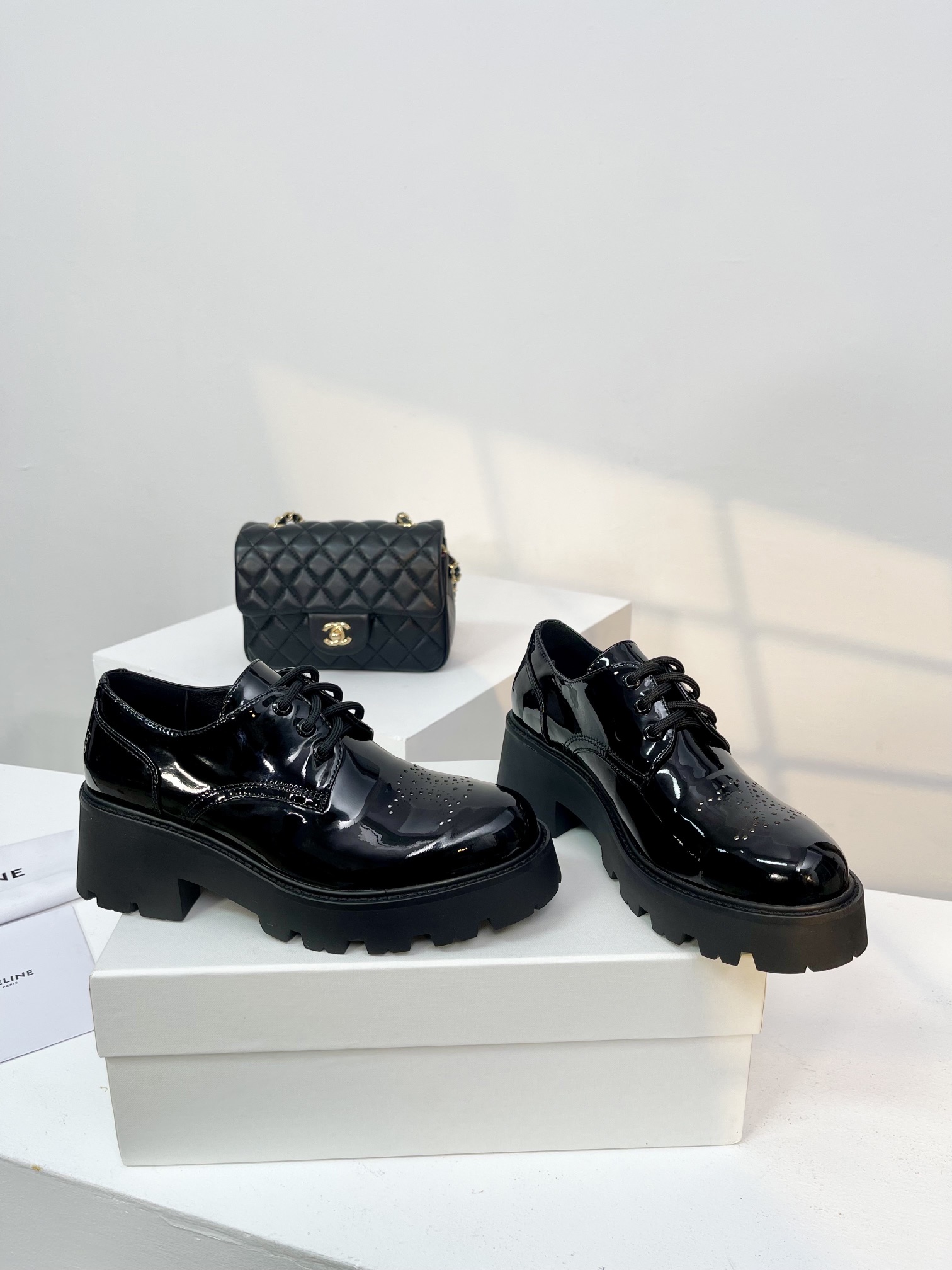 CELINE赛琳24新款玛丽珍复古中性系带单鞋！源于法国巴黎时尚设计品牌一系列乐福鞋经典复古质感满满.标