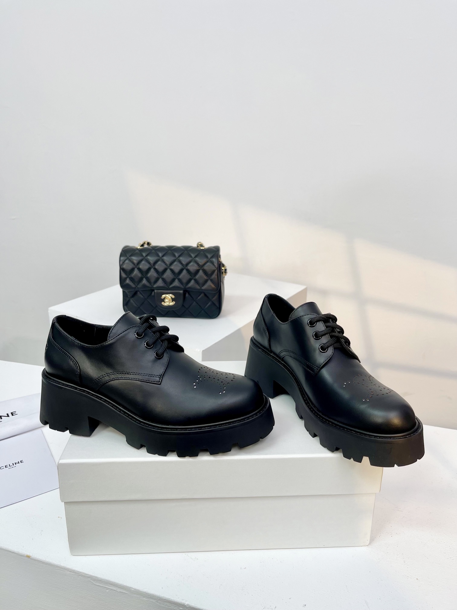 CELINE赛琳24新款玛丽珍复古中性系带单鞋！源于法国巴黎时尚设计品牌一系列乐福鞋经典复古质感满满.标