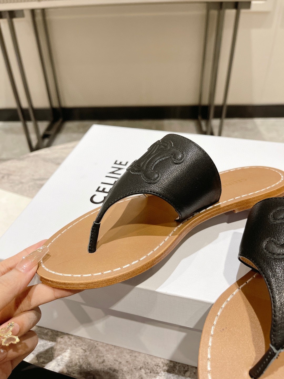 Celine思琳春夏最新款复古时髦凉鞋️夏天搭配袜子简直绝绝子了️复古的点上带上了满分时髦感颜值绝️原版