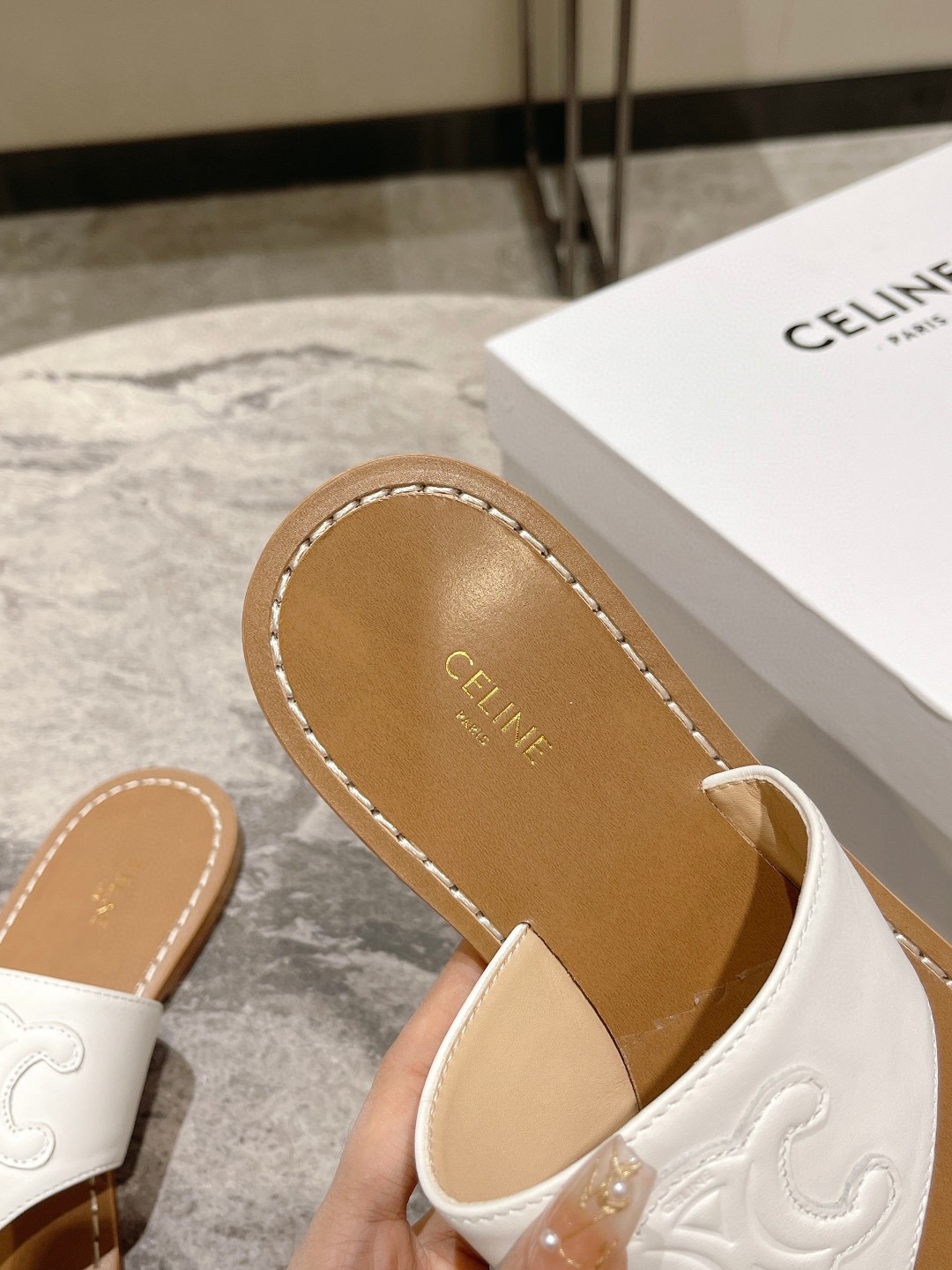 Celine思琳春夏最新款复古时髦凉鞋️夏天搭配袜子简直绝绝子了️复古的点上带上了满分时髦感颜值绝️原版