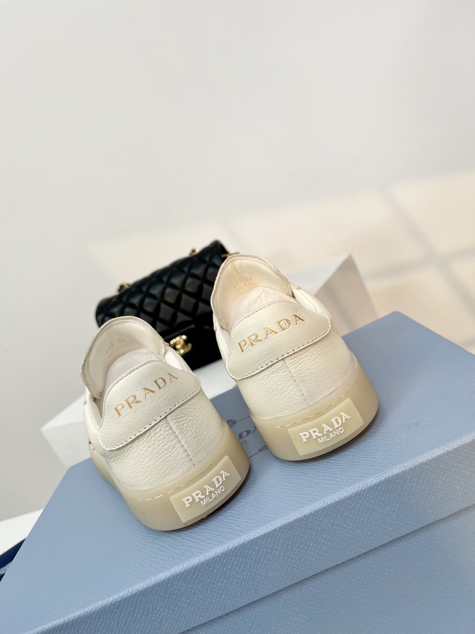 Prada/普拉达24新品小白鞋女士金属徽标饰lane鹿皮革运动鞋这款运动鞋时尚简洁爱死这分的简单感鞋型