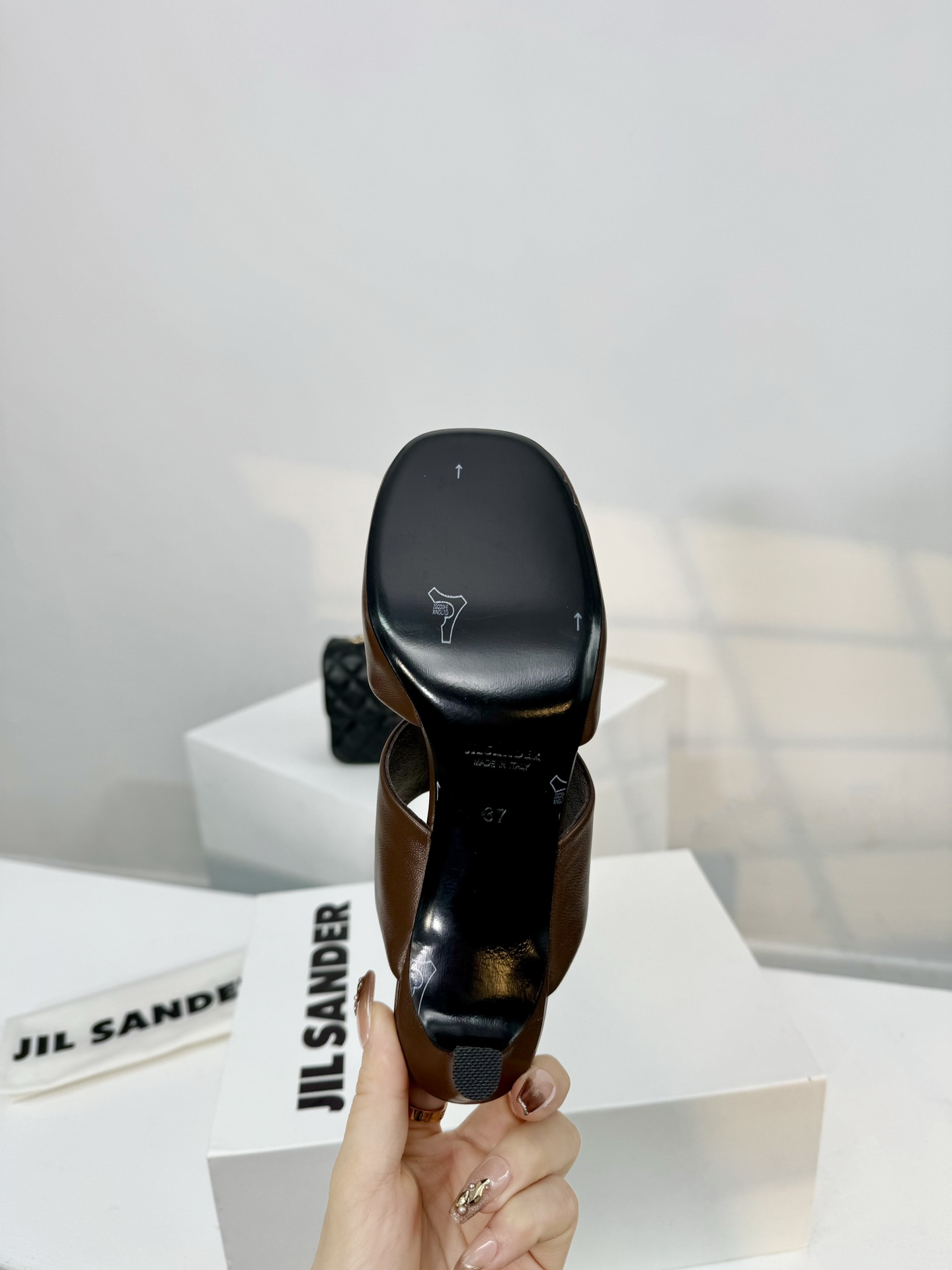 顶级版本Jilsander2024方头包头拖鞋原版软软混种羊皮鞋面内里包跟中底采用羊皮小粗跟设计的谁能不