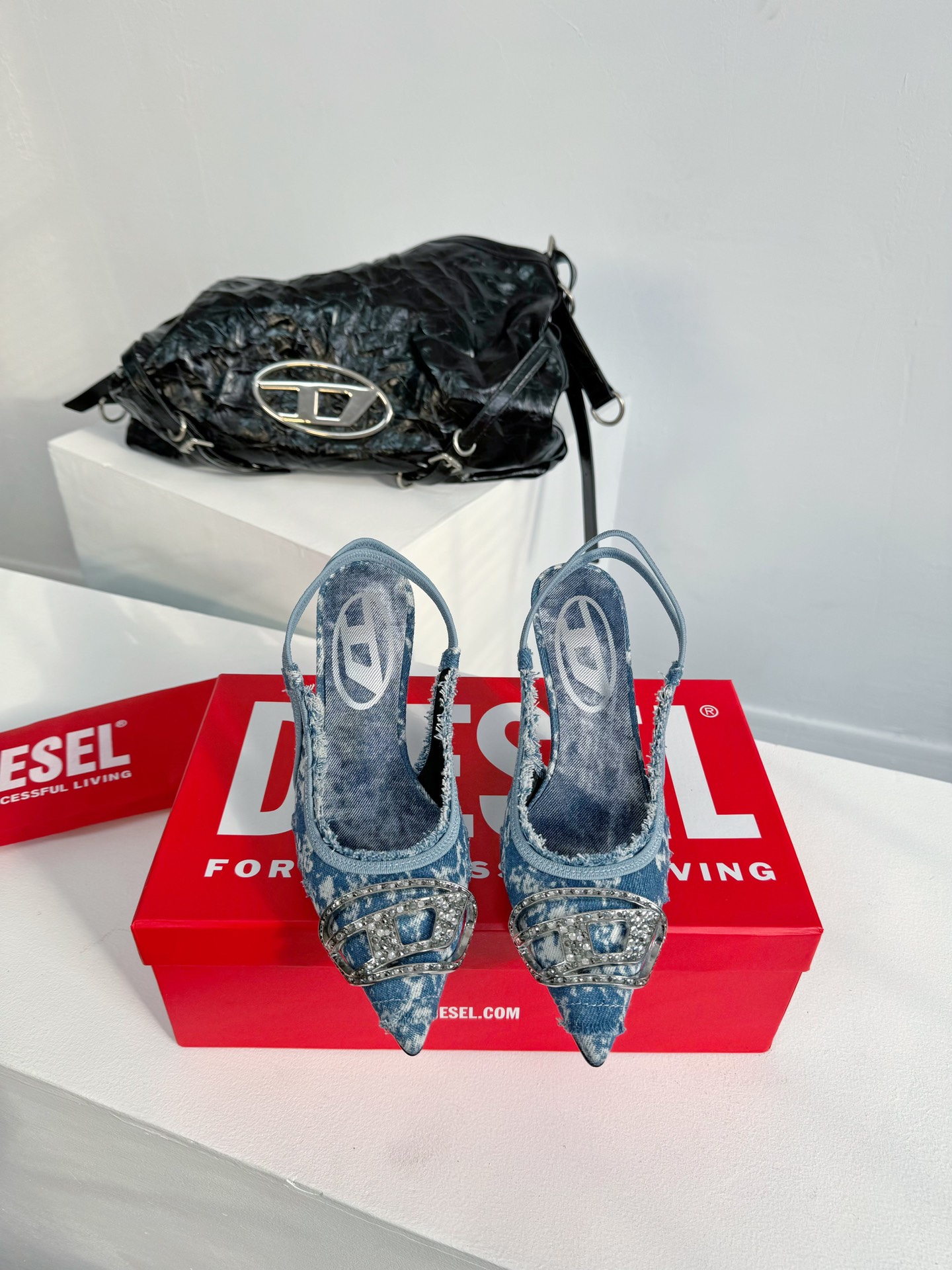 Diesel是意大利牛仔时装品牌DIESEL不仅是时尚服饰品牌它更代表一种生活方式2024年春夏新品Di