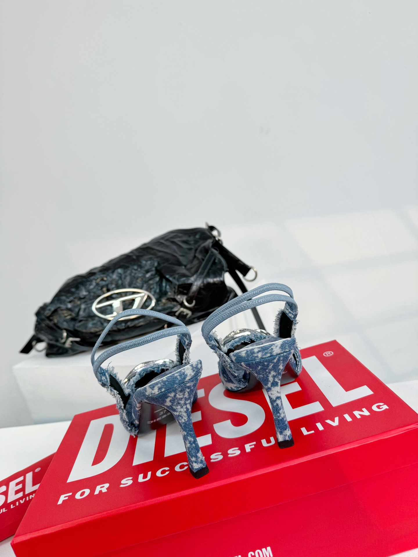 Diesel是意大利牛仔时装品牌DIESEL不仅是时尚服饰品牌它更代表一种生活方式2024年春夏新品Di